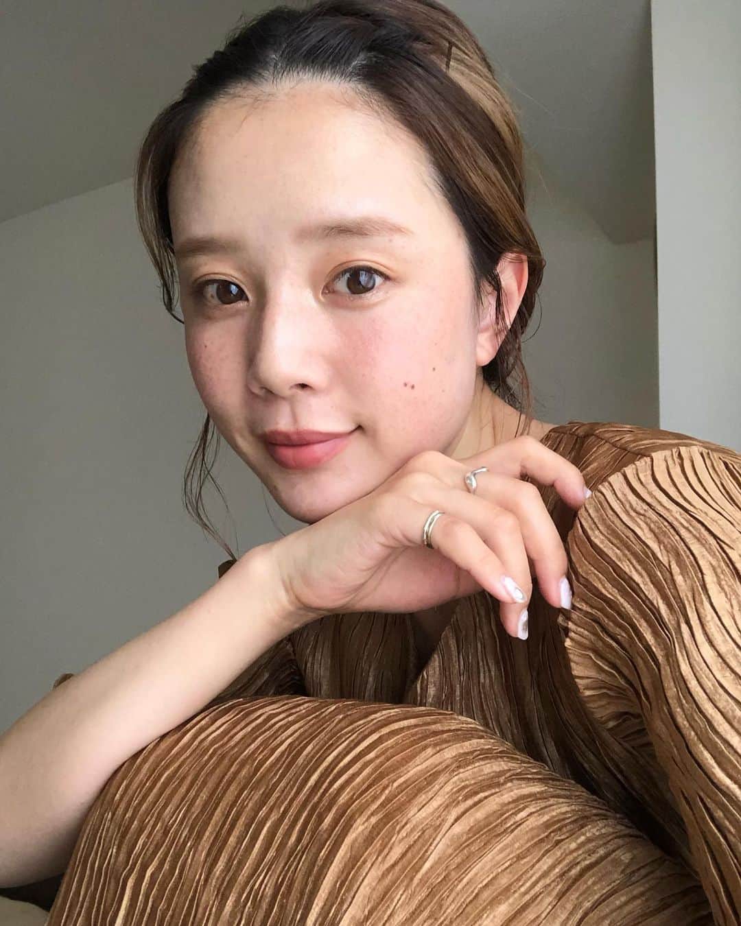 目見田早弥子のインスタグラム：「| Me. 髪染める前は 伸びちゃってるし痛んできてたので こんな感じでずっと髪の毛まとめてました◯ 自撮りいつもこの感じ、バリエーション無し😂😂 ⠀ ２枚目はマツエクをわかりやすく🕊 @mikacoito ちゃんにつけてもらっています♡ これからの季節に合わせて明るめのorange brownで🍊 とっても上手だしみかちゃんがほんとに優しいので 行くのが楽しい、好きな時間です🥰」