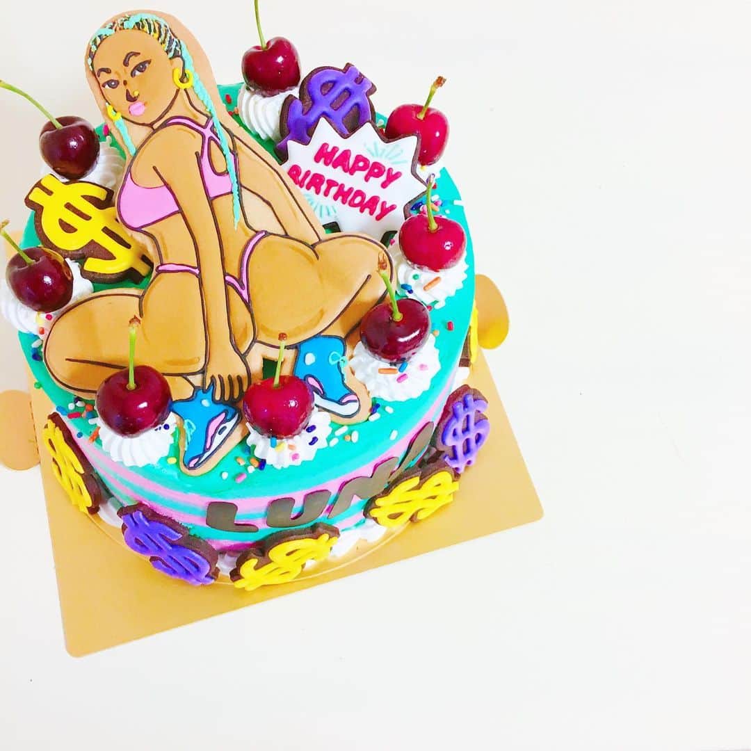 のインスタグラム：「🍑🍒💚🤟🏁🤑✨ @luna67 🎉🎉🎉 #booty #ailovecake」