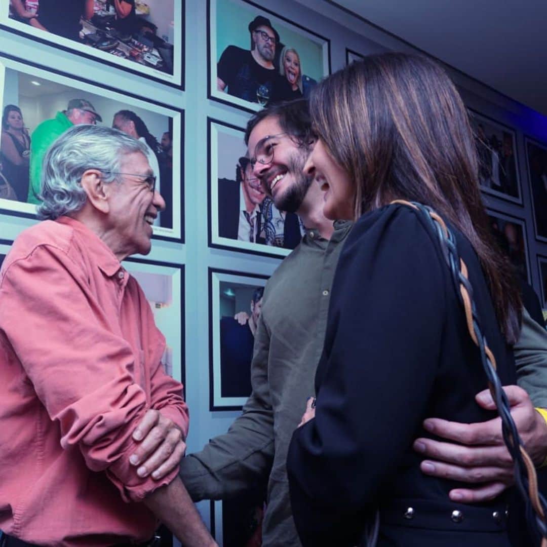 ファチマ・ベルナルデスのインスタグラム：「Um #Ofertorio de amor, de esperança, de luz. Salve Caetano, Moreno, Zeca e Tom. 📸@alinefonsecas #cadaminutoimporta #ecaetano」