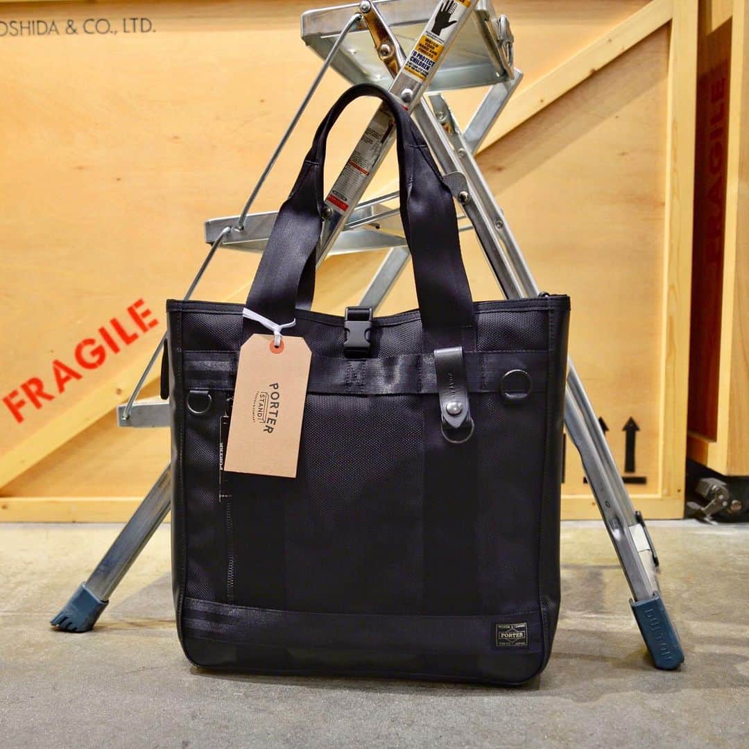 のインスタグラム：「『PORTER STAND SHINAGAWA STATION』  こんにちは。 本日は、ご好評をいただいている「ポーター ヒート」シリーズより2WAYトートバッグをご紹介いたします。防弾チョッキなどに使われるバリスターナイロンと、耐水性に優れたターポリンを組み合わせたシリーズです。取り外し可能なショルダーストラップが付属したこちらのアイテムは、手持ち・斜め掛けと2WAYでお使いいただけます。また、サイドのファスナーを開閉することによりマチ幅の調節が可能で、荷物の量に合わせてお使いいただくことができます。デイリーユースはもちろん、ビジネスシーンにもおすすめのアイテムです。 是非店頭でお手にとってご覧ください。  ポーター ヒート 2WAYトートバッグ ￥28,500（税別）  #yoshidakaban #porter #吉田カバン #ポーター #luggagelabel #porteryoshida #porterflagshipstore #kurachikabyporter #porterseoul #potr #madeinjapan #japan #porterstand #shinagawa #tokyo #station #heat #totebag #black」