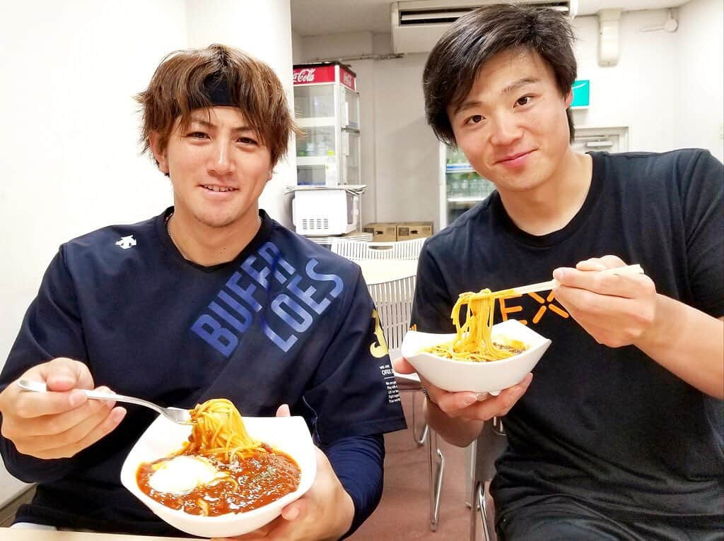 オリックス・バファローズさんのインスタグラム写真 - (オリックス・バファローズInstagram)「#小田裕也 #山崎福也 #裕也と福也 #裕福コンビ #エネルギー補給 #ミートソース温玉入 #一番人気 #暑さに負けない #BeAggressive #超攻撃型 #Bs2019 #buffaloes #baseball #ORIX #プロ野球」5月26日 12時16分 - orix_buffaloes