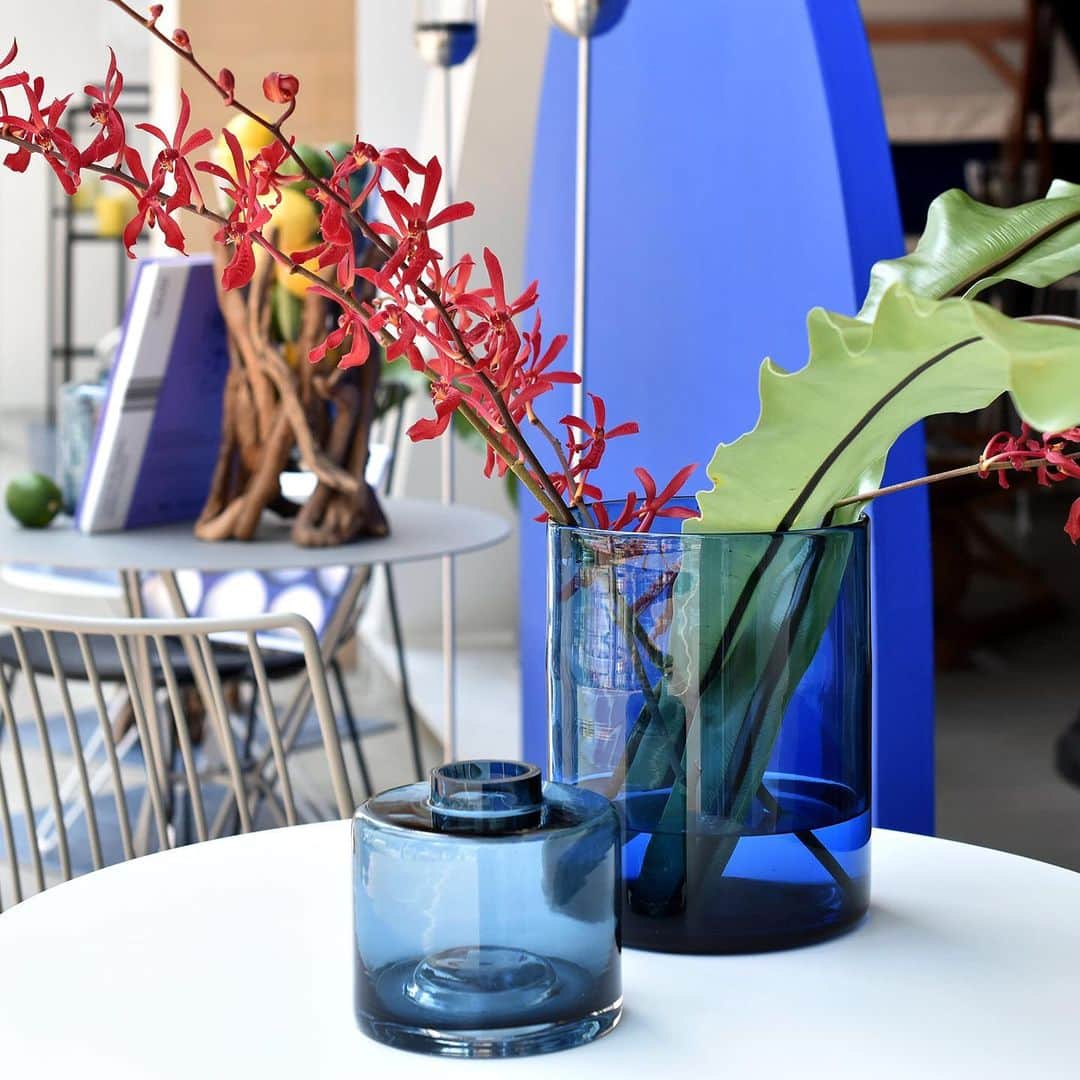 LIVING MOTIFさんのインスタグラム写真 - (LIVING MOTIFInstagram)「. 2019 Summer Seasonal Display 強い日差しを受けて、透き通るブルーが美しいフラワーベース。 . 色あざやかなお花が引き立ち、夏の到来を感じます。 . www.livingmotif.com #livingmotif #リビングモティーフ #store #roppongi #tokyo #interior #interiordecoration #tableware #tablecoordinate #furniture #summerinterior #hubschinterior  #vase #flowervase #glassvase #家具 #アウトドア #インテリアコーディネート #summer #夏 #フラワーベース」5月26日 12時20分 - livingmotif