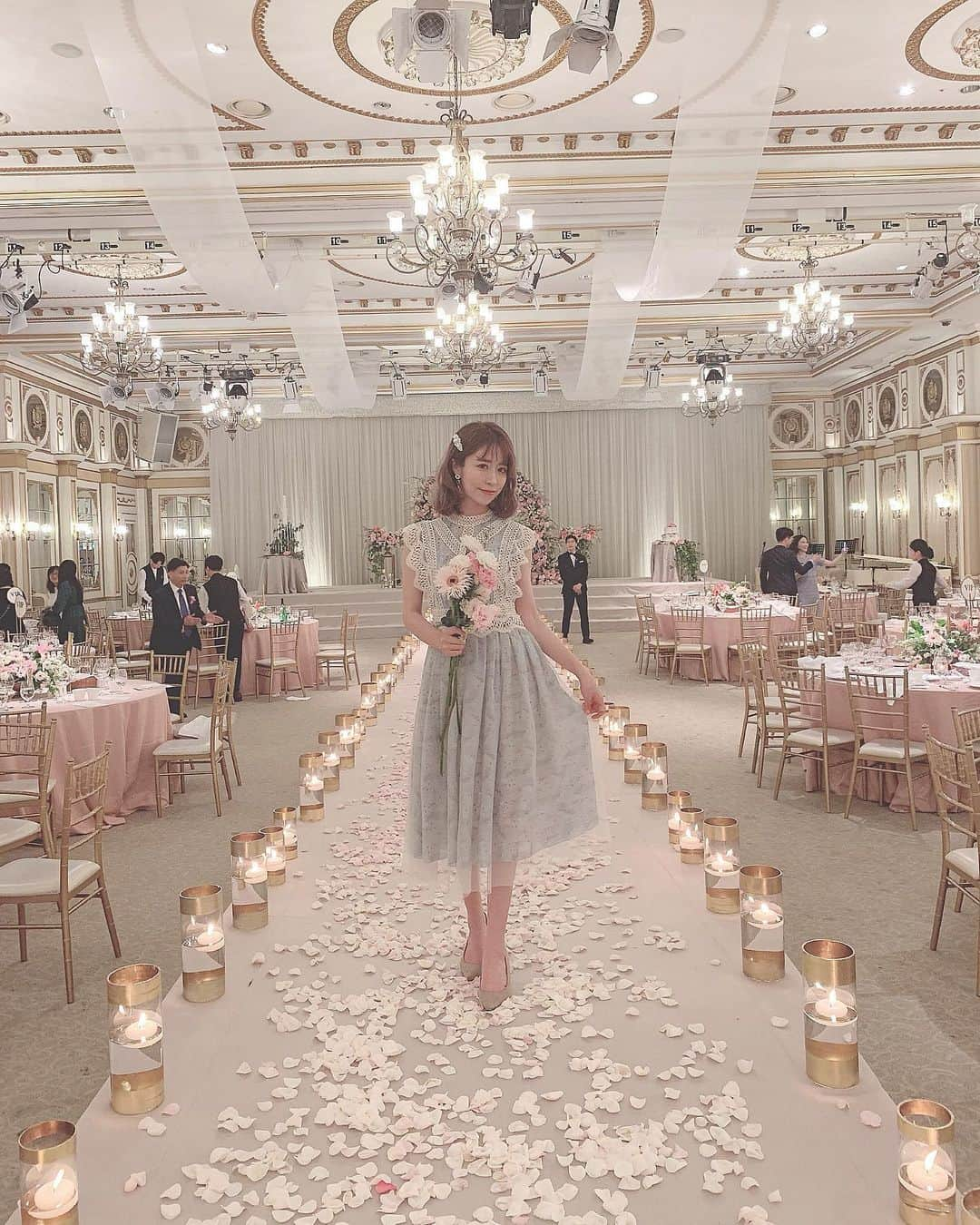 ひこ乃さんのインスタグラム写真 - (ひこ乃Instagram)「💐⠀ ⠀ 昨日の結婚式で、日本だとありえないけど終わった後 バージンロードがフォトスポットになるらしく みんな撮ってたから私も便乗。🥺 ワンピース沢山褒められて嬉しかった👗  #韓国挙式#milleacode##결혼식#꽃다발#결혼식하객패션#imperialpalacehotel#임피리얼팰리스서울#임피리얼팰리스」5月26日 12時24分 - hikono0909