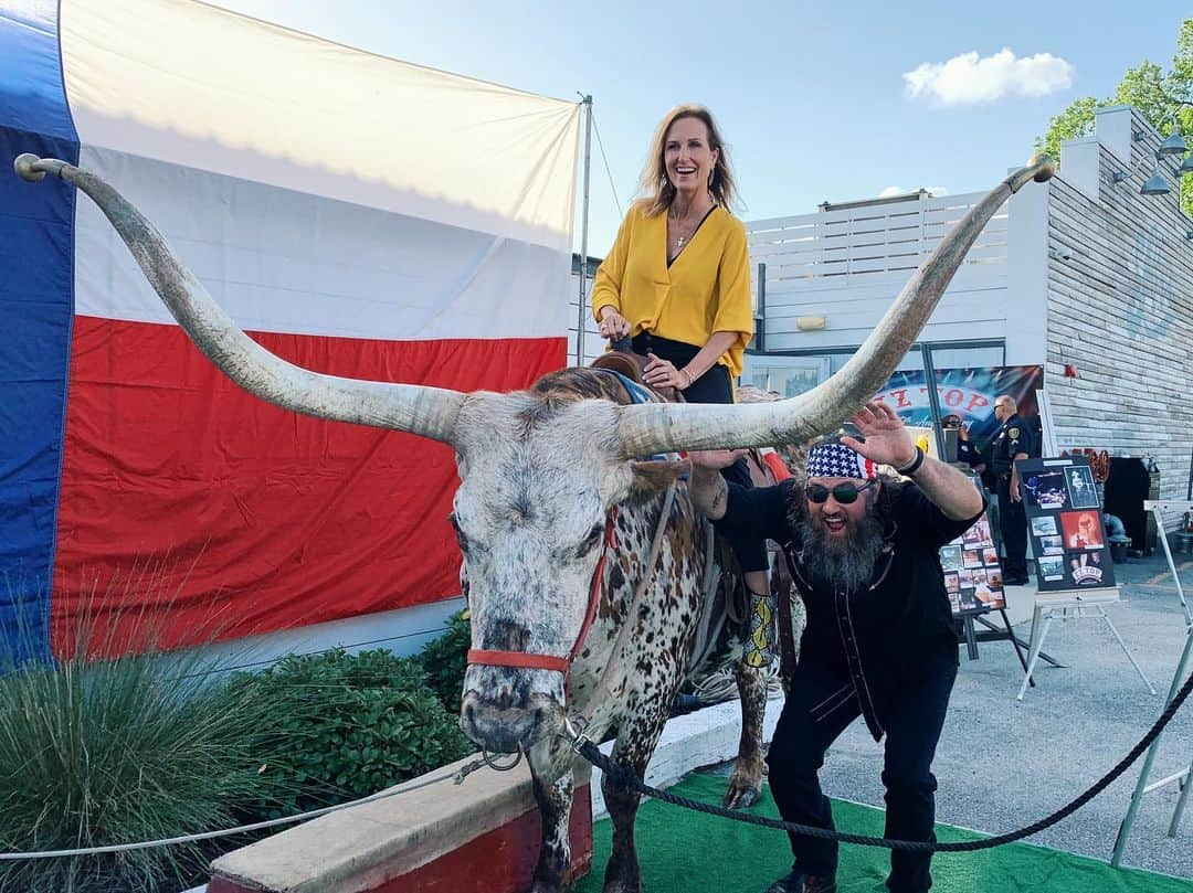 コリー・ロバートソンさんのインスタグラム写真 - (コリー・ロバートソンInstagram)「1. Because Texas 🐄  2. Celebrating the 70th birthday and 50th anniversary of these legends 🎸@zztop  3. Fun date night 💃🏻 4. When we were in college going to see @zztop in concert we never dreamed one day we’d be not just fans but friends. Thankful for @duckdynastyae for bringing us together #sharpdressedman Life is crazy cool sometimes! 🙌🏻」5月26日 12時24分 - bosshogswife