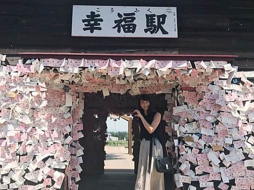 永田レイナさんのインスタグラム写真 - (永田レイナInstagram)「【幸福駅】 “恋人の聖地” “愛と幸せが訪れる場所” として大人気のスポット。 ディレクターのマイコちゃんは お土産に幸福切符を買っていました。 . #zipfm #JAL #ぶらすた #幸福駅 #帯広 #広尾線 #パワースポット #片割れハートポーズ」5月26日 12時44分 - reina_nagata