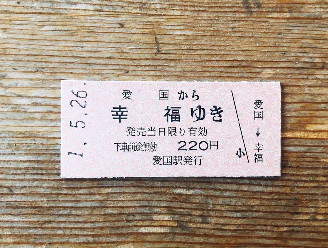 永田レイナさんのインスタグラム写真 - (永田レイナInstagram)「【幸福駅】 “恋人の聖地” “愛と幸せが訪れる場所” として大人気のスポット。 ディレクターのマイコちゃんは お土産に幸福切符を買っていました。 . #zipfm #JAL #ぶらすた #幸福駅 #帯広 #広尾線 #パワースポット #片割れハートポーズ」5月26日 12時44分 - reina_nagata