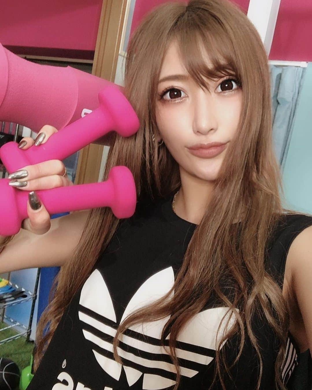 のインスタグラム：「最近体調良くなくてジム行ってなかったんだけど友達が渋谷にジム開設したとのことでちょっくらトレーニング受けてきました💪💪🏻💪🏼💪🏽💪🏾💪🏿 ストレッチとかも取り入れてくれて、 気持ちよく運動できたよ✨  興味ある人は↓↓↓ @isxia_gym からどーぞ。  #イスキアジム #ボディメイク #ヒップアップ #美尻 #美ボディ #プライベートジム #ワークアウト #渋谷」