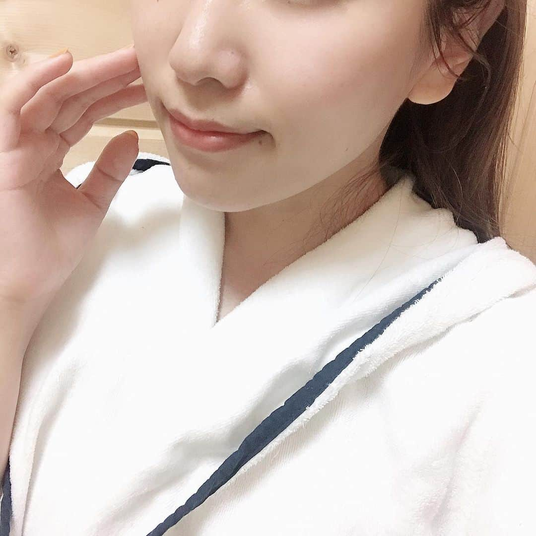 清川芽生さんのインスタグラム写真 - (清川芽生Instagram)「最近は毛穴ケアがんばってます♬﻿ エステサロンにも通っているのですが、ホームケアは色々と美顔器もお試し中😌🌿﻿ ﻿ ﻿ ✔️パワーチャージマスク﻿ 密着と密封性に優れたフィルム状の美容成分たっぷりのマスク💧✨﻿ ﻿ ﻿ 微弱電流が流れる美顔器を使うことで、ヒアルロン酸などの美容成分がお肌に集中的に届けられるという優れもの✨💆‍♀️ ﻿ ﻿ 私は以前に友人から美顔器本体の方をプレゼントしてもらったので、新マスクには興味津々でした👀﻿ ﻿ ﻿ マスクは新感覚で、ぷるんとしたコラーゲンの塊みたいな感覚でとても気持ちよい✨﻿ ﻿ ﻿ 使用感は、ひんやり毛穴がマスクで冷やされて毛穴がキュっとするのと、マスク後のお肌のモチモチ感が手にくっつくくらいすごいです!﻿ ﻿ ﻿ あとは、お肌が一度でふわふわと柔らかくなって感動🥺💕﻿ ﻿ ﻿ 次の日に大事な用事がある日とか、お風呂上がりのスペシャルケアに使用したいな♬﻿ ﻿ ﻿ ちなみに、ニュースキンも前とは変わって、ショッピングメンバーとしてサイト登録だけで卸売価格で買えるそうですよ🛍﻿ ﻿ ﻿ なので、面倒な手続きなども無しで安心してお買い物もできるのがいいですね😊🌱﻿ ﻿ ﻿ @nuskin_japan﻿ #パワーチャージマスク #パワーチャージマスク試してみた #ガルバニックスパ #pr #ニュースキン #nuskin #シートマスク #パック #美容好きな人と繋がりたい #スキンケア #美容 #ageLOC #美顔器 #エステ級#美顔器レポ#スキンケアレポ #スキンケアレビュー﻿」5月26日 12時38分 - mei0508_