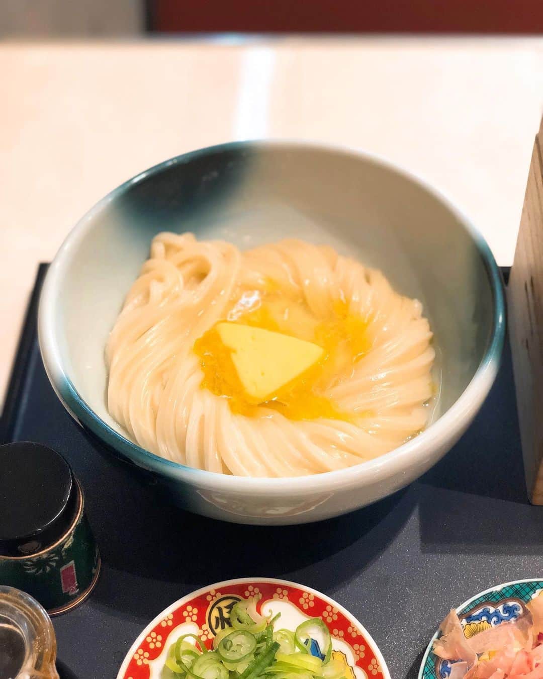秋山具義さんのインスタグラム写真 - (秋山具義Instagram)「ランチウで、原宿『麺散(めんちらし)』で、前から食べたかった「究極の釜玉」。﻿ ﻿ バターと卵白を麺によく絡めて、醤油回し掛けて、海苔と葱と鰹節と卵黄のっけて、混ぜて食べて、最高〜！！！﻿ ここのうどんは、最高に美味し〜！！！﻿ ﻿ #麺散 #原宿うどん #具義うどん2019」5月26日 12時39分 - gugitter