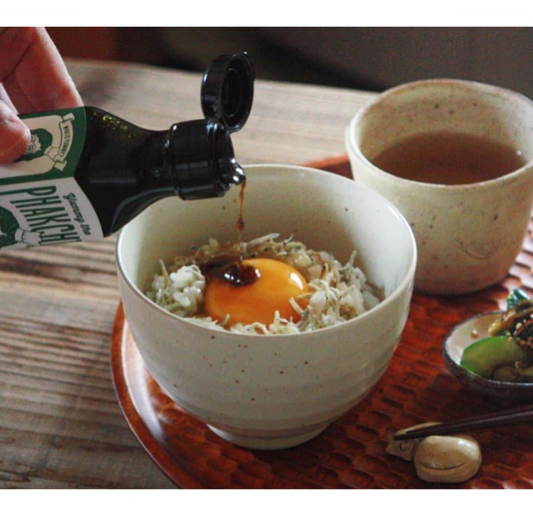 megu ◡̈︎さんのインスタグラム写真 - (megu ◡̈︎Instagram)「⑅︎◡̈︎* ・ 2019・5・26（日） ・ ◎ お昼ご飯 ◎ ・ ・ 今日も北海道は暑いです 特に北見がやばいらしい ・ ・ 北見に住んでいる長男へ 一向に既読になりませんが元気ですか？ 母より ・ ・ 暇してる夫へ お願いですからパチンコへ行ってください 妻より ・ ・ ・ こちら、パクチー醤油を使ったしらすご飯TKG 西日本豪雨の影響で老舗蔵元「旭醤油醸造場」が浸水の被害を受け、休売していたこちらの商品。 めでたく5月より再販できることとなりました。 パクチーと聞くと苦手と思う方も多いかもしれませんが、このパクチー醤油はごま油が効いて普通に美味しいお醤油です。 美味しさが伝わらないpicで大変申し訳ないですが、ホントに美味しいんです♡ ・ ・ @yummythephakchi  #パクチー醤油 #TKG #ヤミーザパクチー #yummythephakchi  #お昼ご飯 #お昼ごはん #昼ごはん #昼食 #暮らし #日々 #instafood #lunch #food #ランチ#linstagood #KURASHIRU #yummy #데일리 #japanesefood #igersjp #フーディーテーブル #デリスタグラマー #豊かな食卓 #delimia #delistagrammer #マカロニメイト #シンプル料理」5月26日 12時39分 - merimerimeg