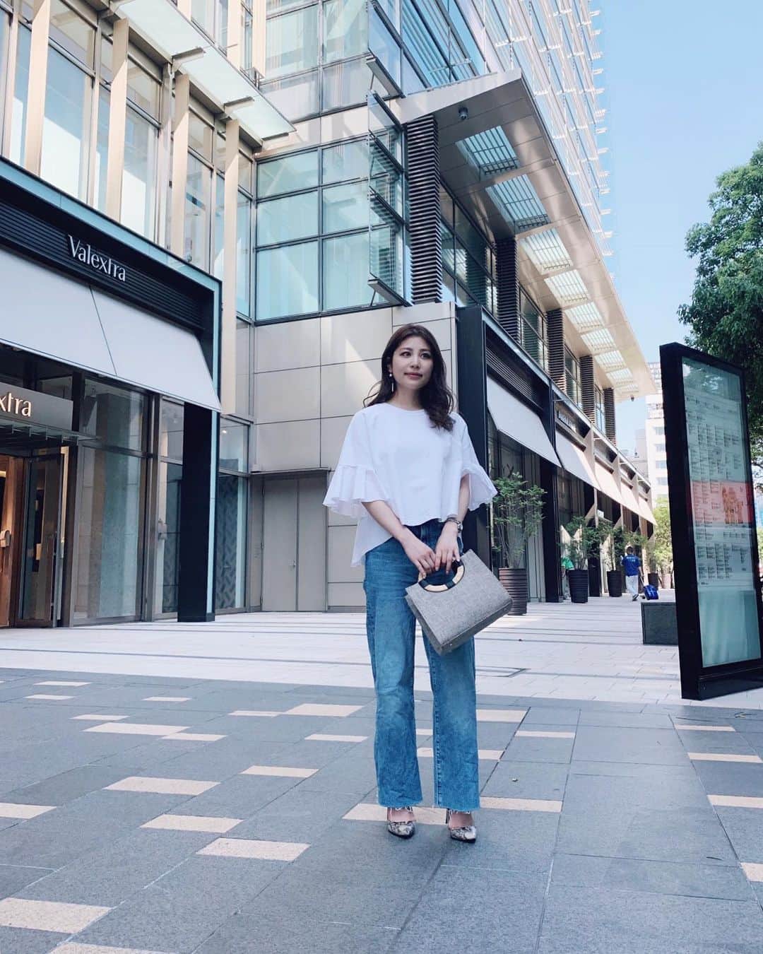斎藤めぐみのインスタグラム：「まだ5月なのに毎日暑い〜👀☀️💦 ﻿ ﻿ tops @robertocollina﻿ denim @zara﻿ bag @soglia_official﻿ ﻿ #summer#ootd#fashion#midtown#denim#whitetshirt#zara#robertcollina#soglia#holiday」