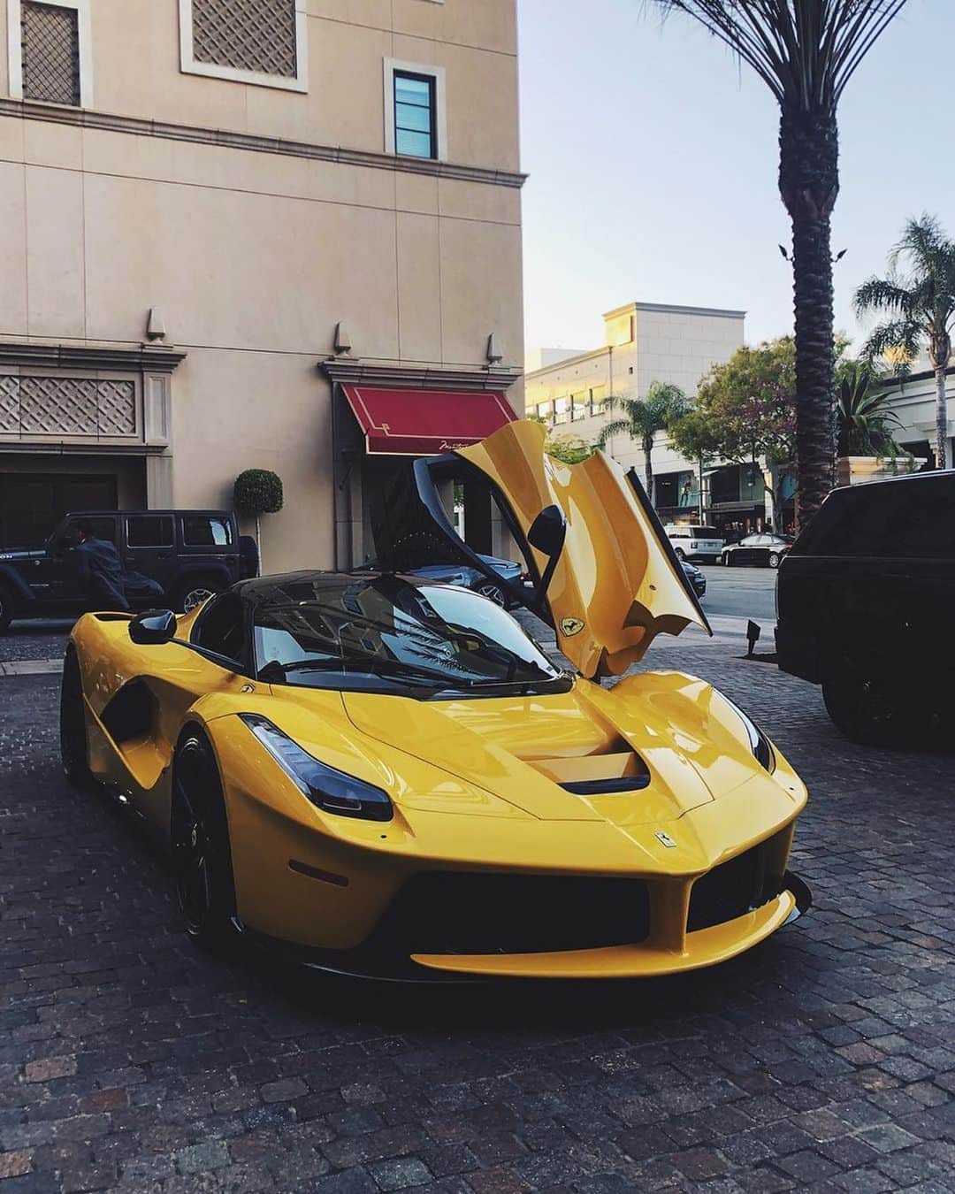 CARLiFESTYLEさんのインスタグラム写真 - (CARLiFESTYLEInstagram)「The @wiresonly LaFerrari in yellow. What color looks best on the LaFerrari? #carlifestyle」5月26日 13時02分 - carlifestyle