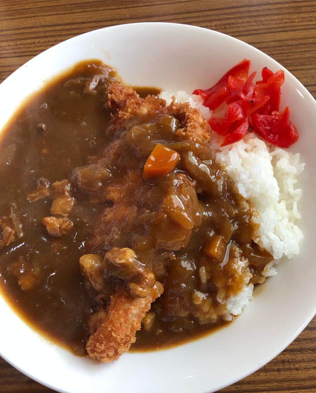 のインスタグラム：「. 暑いお昼は、焼津市三和の  お馴染み#ピコット へ  バテないように#カツカレー です。  ご飯は少なめ。  #井林ふらり」