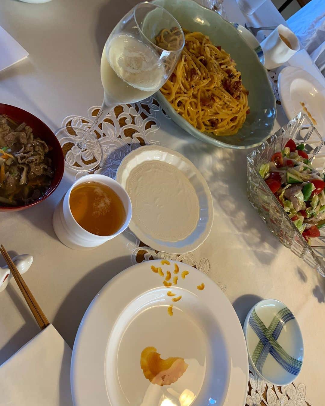 須黒清華のインスタグラム：「春のお料理教室♡ .鯵と春野菜のマリネ .洋風沢煮 .カルボナーラ .イチゴのムース 鯵をおろすのに苦戦…笑 お料理はやはり慣れも必要ですねー💦 そして作った後の一杯🍾がまた最高っ✨✨笑 #料理教室 #春のお料理 #鯵のマリネ #沢煮 #カルボナーラ #イチゴのムース #パスタのお皿 可愛い💕」