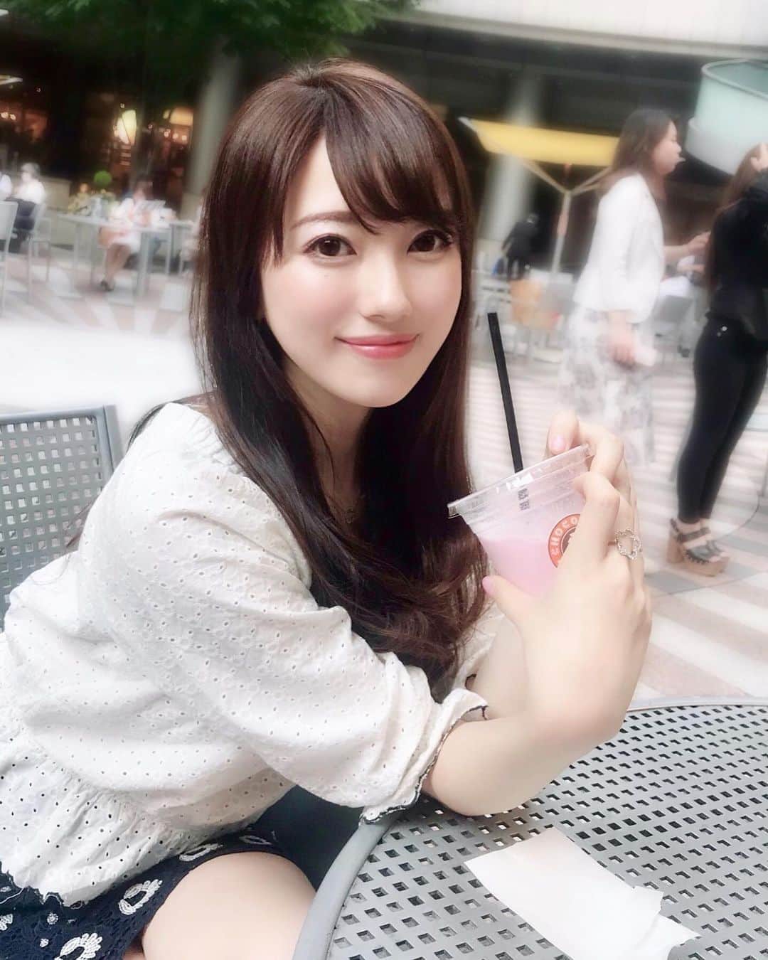佐倉知里のインスタグラム：「. 快晴すぎてランチしたくて友達に☎︎♡ カレー食べてそしてテラスでお茶♡ 気持ちいい風でしたପ(⑅ˊᵕˋ⑅)ଓ . . . . #お久しぶりです#元気です #すぐ来てくれる優しい友達 #ランチ食べないでビール飲んでた #寝起きだよね #カレーは飲み物 #そして #いちごミルクスムージー #可愛いから拝借 #私は永遠にカフェラテ #天気のいい日の#テラス大好き #小春日和#というか夏」
