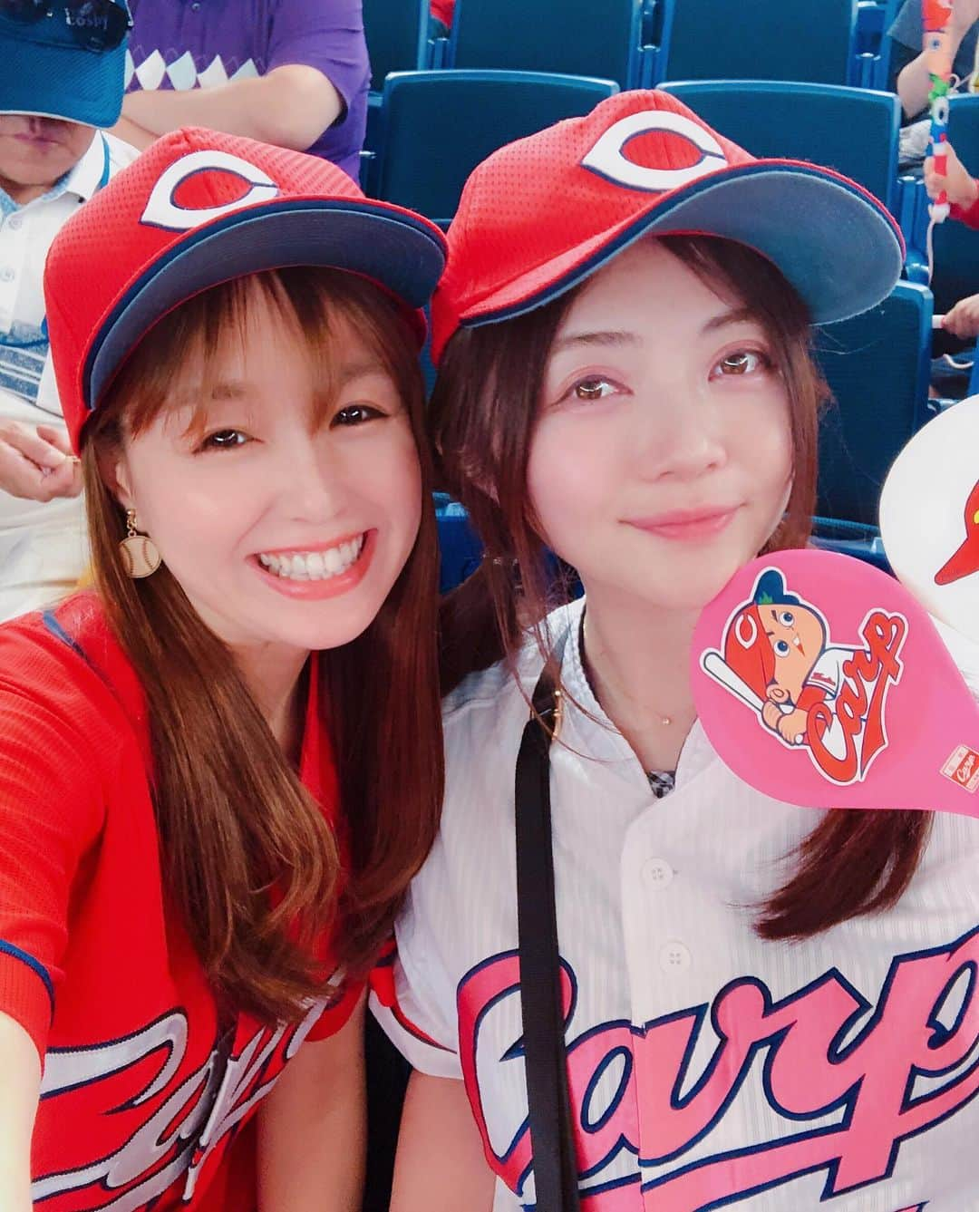 松中みなみさんのインスタグラム写真 - (松中みなみInstagram)「こいほーーー🎏🎈✨✨ ・ 3年ぶり❣️カープ✨11連勝✨じゃ〜❣️ ・ ・ 本当に本当に最高の夜でした。。 ジョンソン投手から始まったこの連勝🥺 昨夜もナイピでした🙏🙏🙏🌸 ・ さぁて！ 今日の先発はアドゥワ投手‼️ ・ わたしはダービー🏇があるので球場で観れないけど 12連勝しますよーーに🎏❤️ ・ ・ では、では、 ドキドキの#日本ダービー に集中してきます😌🏇🇯🇵💓 ・ ・ ・ #カープ #11連勝 #こいほー #目指せ4連覇 ✨ #広島東洋カープ #カープ女子 #野球女子 #carp  #タピオカ #関茶坊 #kanchabou  #美味しすぎた💓  #チケットのお礼にって買ってきてくれた🙏 #ちーちゃんありがとう 😊  #カープユニフォーム も！#鈴木誠也 #1 #bag →#サマンサカープ #サマンサタバサ #samanthathavasa #カープ坊や #可愛すぎる」5月26日 12時59分 - minami_matsunaka