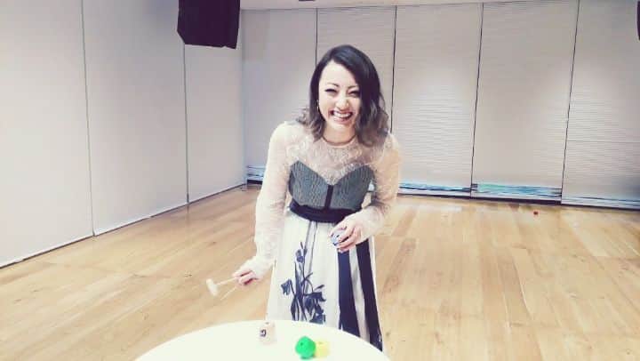 のインスタグラム：「﻿ めっちゃ久々、と語る﻿ ﻿ #DreamShizuka の﻿ #だるま落とし﻿ ﻿ その力加減にご注目（笑）。﻿ ﻿ 明日19時、﻿ #エムオンミュージック にて﻿ #Sign も公開(｀･ω･´)﻿ ﻿ #4FEELS.」