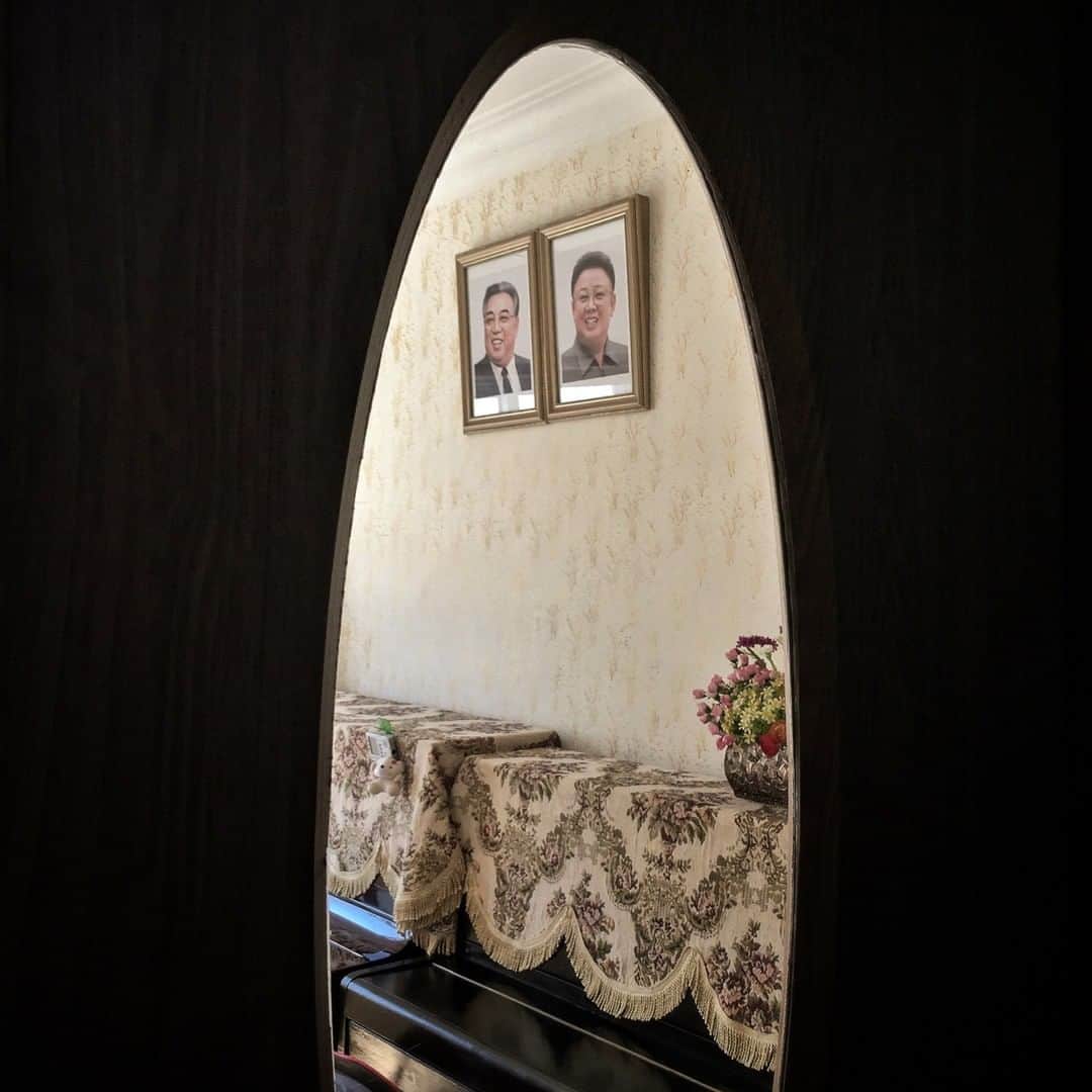 のインスタグラム：「Photo by David Guttenfelder @dguttenfelder | Portraits of the late leaders of North Korea, Kim Il Sung and Kim Jong Il, hang above frilly cloth-covered pianos at Pyongyang Kyongsang Kindergarten. Across the country, images, pins, mosaics, and monuments of the two late leaders, who died in 1994 and 2011, are ubiquitous. Please follow me, @dguttenfelder, for an inside look at North Korea, where I have been traveling and photographing for the past 19 years.」