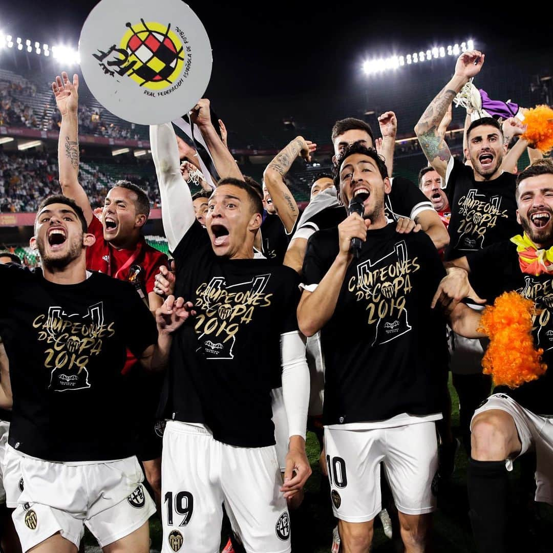 サッカーキングさんのインスタグラム写真 - (サッカーキングInstagram)「. Valencia CF 2-1 FC Barcelona Copa Del Rey Champion after 11 years🏆 （2019.05.25） . 📷Photo by David S. Bustamante/Soccrates/Getty Images . #バレンシア #Valencia #ValenciaCF #優勝 #Champion #コパデルレイ #CopaDelRey #ラリーガ #LaLiga #リーガエスパニョーラ #ligaespañola #football #futbol #サッカー #⚽️ #サッカーキング」5月26日 13時07分 - soccerkingjp