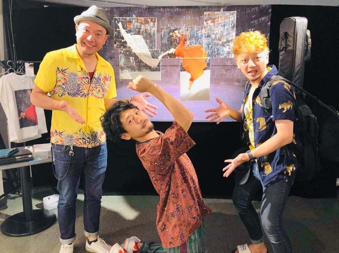 松野浩介さんのインスタグラム写真 - (松野浩介Instagram)「タカハシ・D・タロウ氏 @d_taro の個展にお邪魔しました。‬ めっちゃかっこよかった。‬ ‪ライブ中うるせーだけじゃなかった！‬見直した！！！‬ ‪今日で終わりだけど、‬ ‪渋谷の宮益坂十間スタジオでやってるよ！‬ #写真 #個展」5月26日 13時12分 - kosuke_matsuno