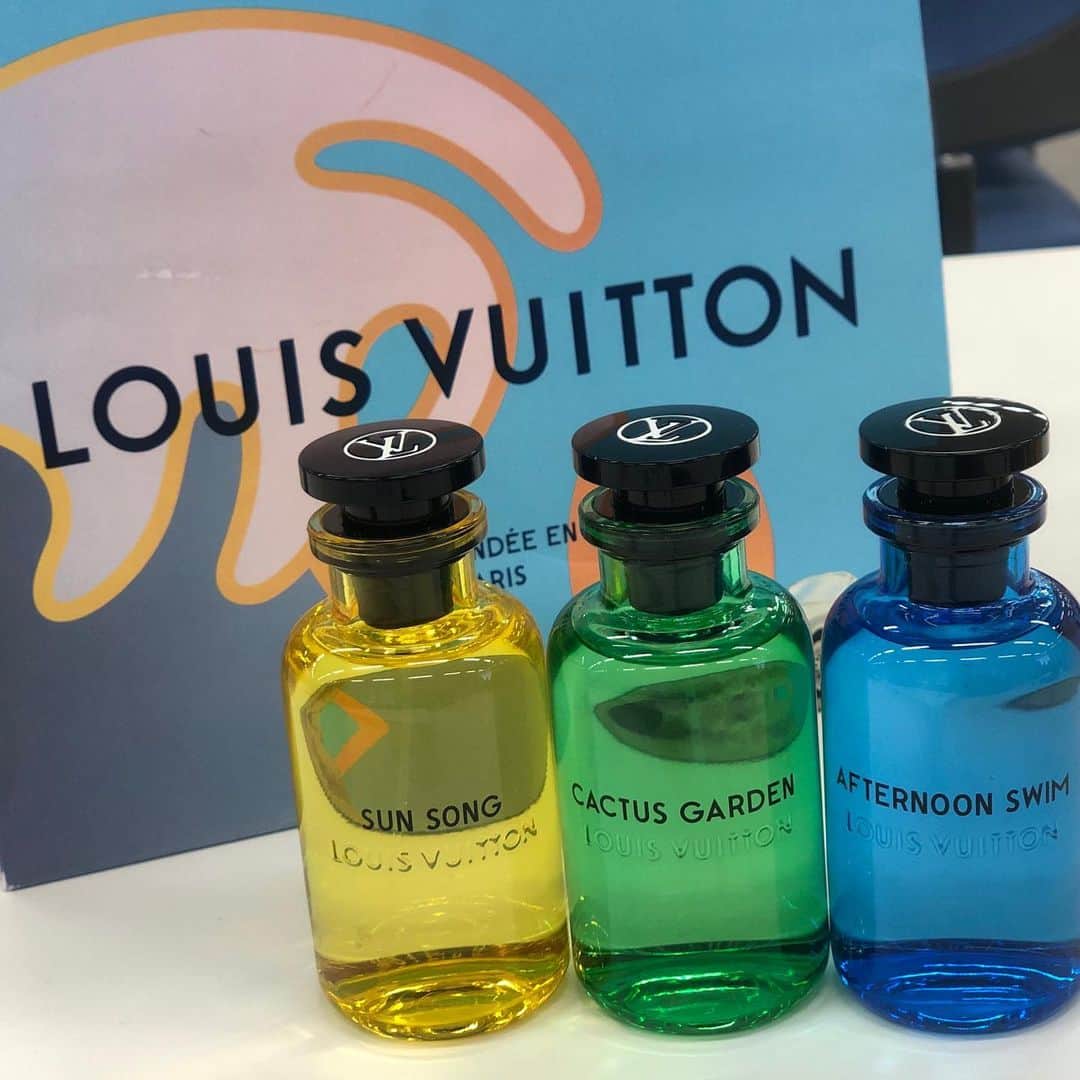 のインスタグラム：「#ルイヴィトン の #香水 🥺✨✨﻿ ﻿ 4月に発売された、ルイ・ヴィトンの香水に注目！！﻿ ﻿ ・オー ドゥ パルファン（サン ソング）﻿ ・オー ドゥ パルファン（カクタス ガーデン）﻿ ・オー ドゥ パルファン（アフタヌーン スイム）﻿ いずれも、100ml ¥32000、200ml ¥45000。﻿ ﻿ 夏にぴったりなカリフォルニアからインスパイアされたコレクション。﻿ ﻿ ☀️サン ソング﻿ 朝の太陽光をイメージした、﻿ オレンジブロッサム、シトロン、ムスク。﻿ ﻿ 🌵カクタス ガーデン﻿ 昼に木陰で涼んでいる時のエキゾティックなパティオをイメージした、﻿ マテ、ベルガモット、レモングラス。﻿ ﻿ 🌊アフタヌーン スイム﻿ 午後に海へ飛び込んだ時の喜びを表現した、﻿ オレンジ、ベルガモット、マンダリン。﻿ ﻿ どれもユニセックスに使える上質な香りで、﻿ フレッシュなのに、深さも感じられるパルファン・ド・コローニュ。﻿ ﻿ ボトルのカラー&パッケージをデザインしたのは、﻿ カリフォルニアのアーティスト、アレックス・イスラエル。﻿ ボトルも箱も、インテリアになるほどのオシャレさですよね。﻿ ﻿ すべて彼の作品からインスパイアされているデザインになっていて、﻿ サン ソングはサングラスのレンズを拡大した作品から、﻿ カクタス ガーデンはカリフォルニアの風景のインスタレーションから、﻿ アフタヌーン スイムは、太平洋の彼方へと引く大波を描いた絵画から、インスパイアされています。﻿ ﻿ ルイ・ヴィトンのお店に行った際には、ぜひ香りを試していただきたいです。﻿ （ウェブサイト編集長）﻿ ﻿ #voce #vocemagazine﻿ #ヴォーチェ #新作コスメ #デパコス #コスメマニア #コスメ好きさんと繋がりたい #louisvuitton #lv #alexisrael #ロサンゼルス #カリフォルニア #サンソング #カクタスガーデン #アフタヌーンスイム #コローニュ #コロン #フレグランス #香り #オードゥパルファン #パルファンドコローニュ﻿」