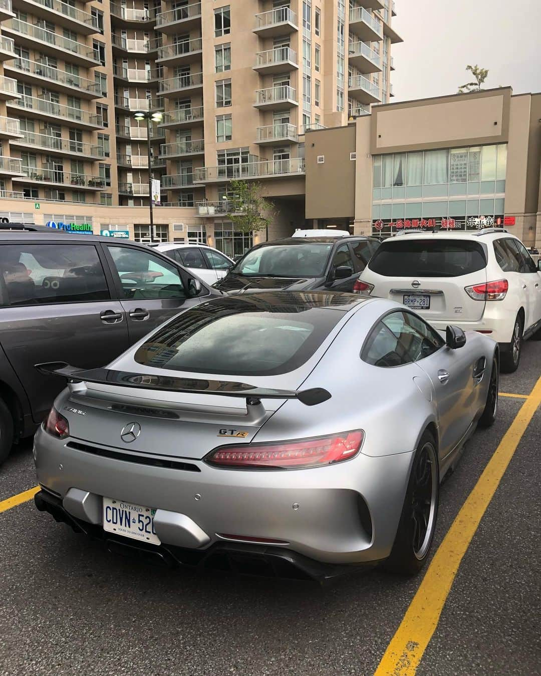 CarsWithoutLimitsさんのインスタグラム写真 - (CarsWithoutLimitsInstagram)「Satin Silver AMG-GT R Photo @shaw416  #carswithoutlimits #toronto #amggtr」5月26日 13時13分 - carswithoutlimits