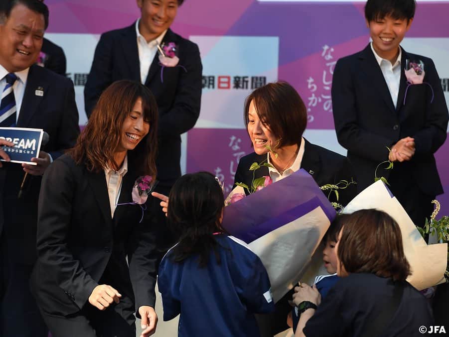 日本サッカー協会さんのインスタグラム写真 - (日本サッカー協会Instagram)「📸イベントでの一コマ。5/25(土)に行われた朝日新聞主催イベントにて、花束を持ってきてくれた子どもたち2人がいずれも監督に花束を渡すという微笑ましい一幕が😊」5月26日 13時13分 - japanfootballassociation