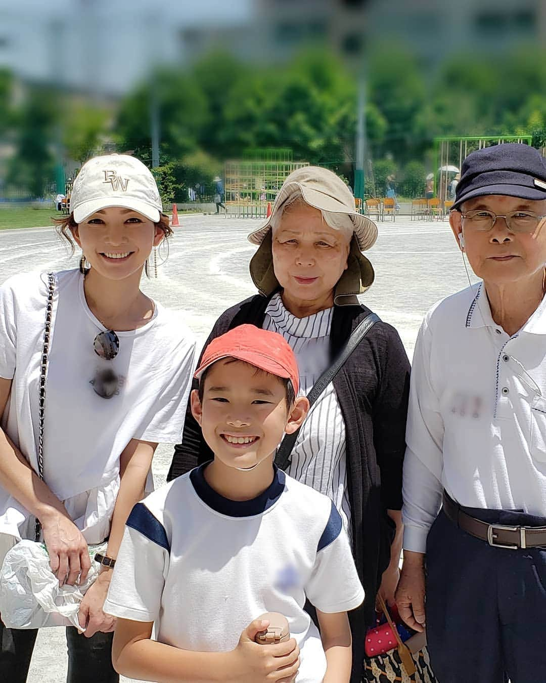 佐藤純さんのインスタグラム写真 - (佐藤純Instagram)「昨日は運動会でした☀️ 暑かった💦  日焼け対策は、飲む日焼け止めと塗る日焼け止めの両方で。  @simplisse_official  息子は徒競走2位✨  娘は1位✨  そして、娘は今年もリレーの選手。  アンカーとして頑張りました。  息子は、今年は応援団も。  運動会当日まで毎朝、朝練。  他の学年の競技中もずっと応援団として頑張ってました。  でも、結果は…  赤組、負けてしまいました😢  閉会式で必死に涙をこらえる息子にこちらが泣きそうでした。  終わってから息子に… ｢よく頑張ったね‼️｣と声をかけると…  息子は、それまでこらえていた涙が溢れだし大泣き😭  5年生男子、まだまだ可愛いです。  そーいえば、保育園の年長の時も、応援団長で負けて泣いてたな～。。。 二人とも、暑い中本当によく頑張った❤️ ご褒美はコンビニでアイス🍦  安上がりな二人です😂(笑)(笑)(笑)  夜は、息子の保育園仲間と運動会の打ち上げ。  小学校は違うけど、たまたま運動会が一緒の日だったので😊🍺 #運動会 #simplisse  #シンプリス #飲む日焼け止め #兄妹 #応援団 #おじいちゃんおばあちゃん #ママ#ママモデル#モデル #mama #mamamodel #model」5月26日 13時18分 - junsatoidea