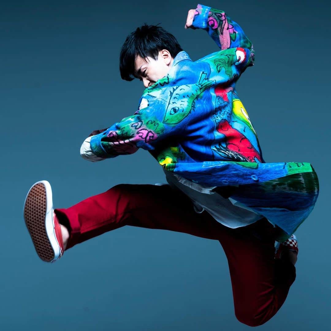 としみつのインスタグラム：「飛び込んでくよ。立ち向かっていくよ。 ソロプロジェクトのアー写。  #としみつ #TOSHIMITSU」