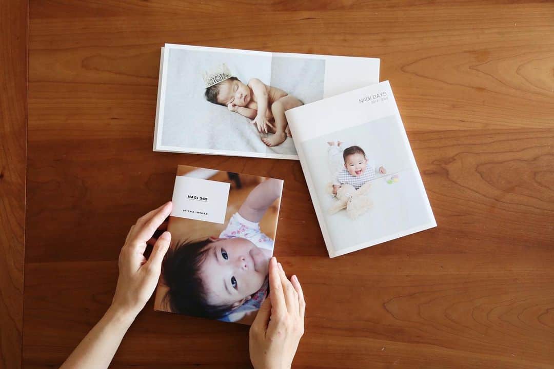 のインスタグラム：「. . ようやく〜 娘が生まれてから1歳になるまでの写真を製本しました☺︎ . 特別お気に入りの写真だけをBOOKにまとめ あとは残しておきたいものだけ選んで 月毎にフォルダ分け→Dropboxに保存しています！ . どんどん増えていく子供の写真。 自分達に合ったやり方で どう整理して残していくといいものか...🧐 試行錯誤は続く〜 . #photoback #baby365 #1歳9ヶ月 #フォトアルバム #成長記録 #新生児フォト#こどものいる暮らし #こどものいる生活 #こどもと暮らす #ママリ #日々 #暮らし」