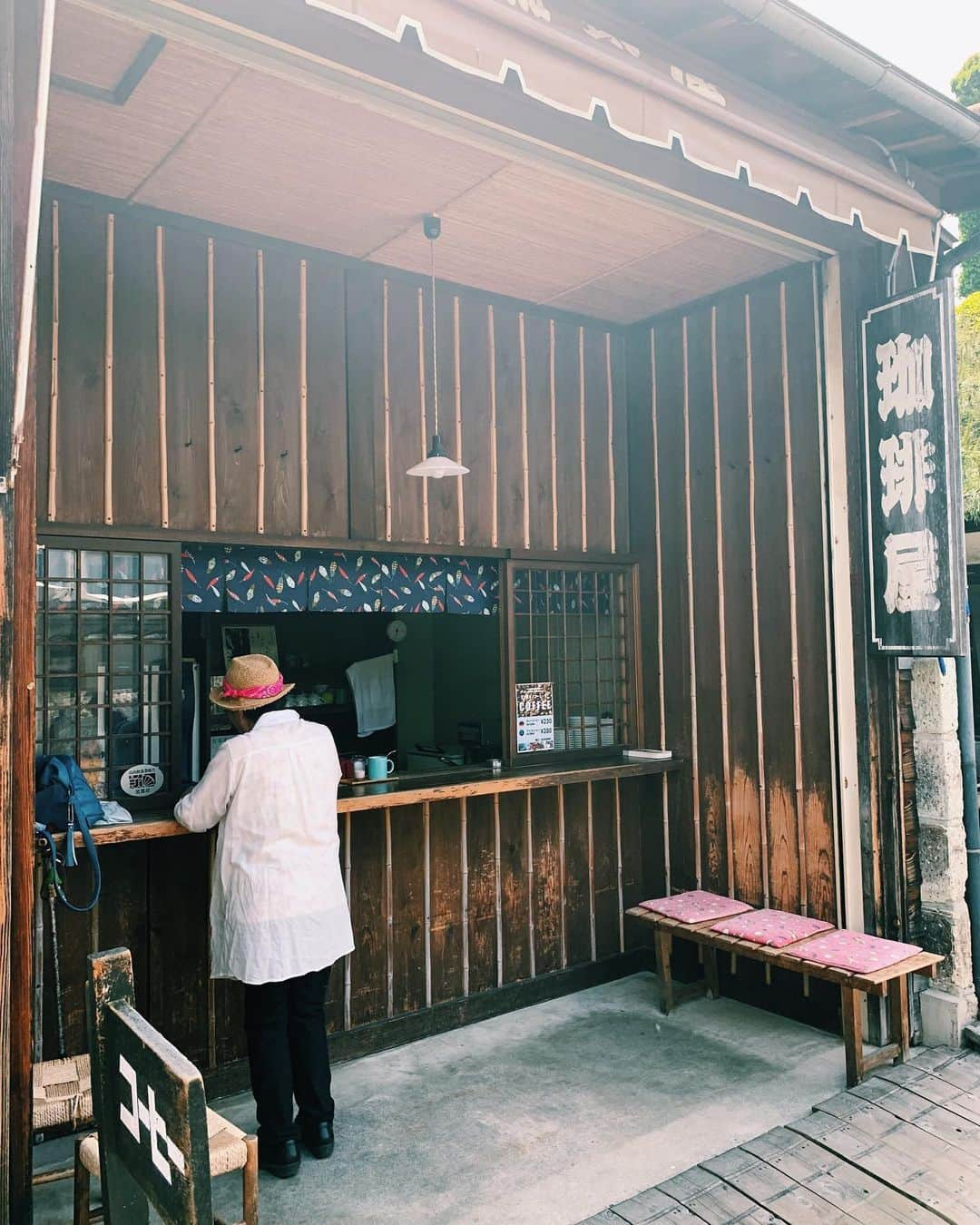 川辺ヒロシさんのインスタグラム写真 - (川辺ヒロシInstagram)「飛騨高山は街も素敵で次回はゆっくり滞在したい。朝市のお婆さまがやってる珈琲スタンドの佇まいの素敵さにやられました」5月26日 13時33分 - firoshi1