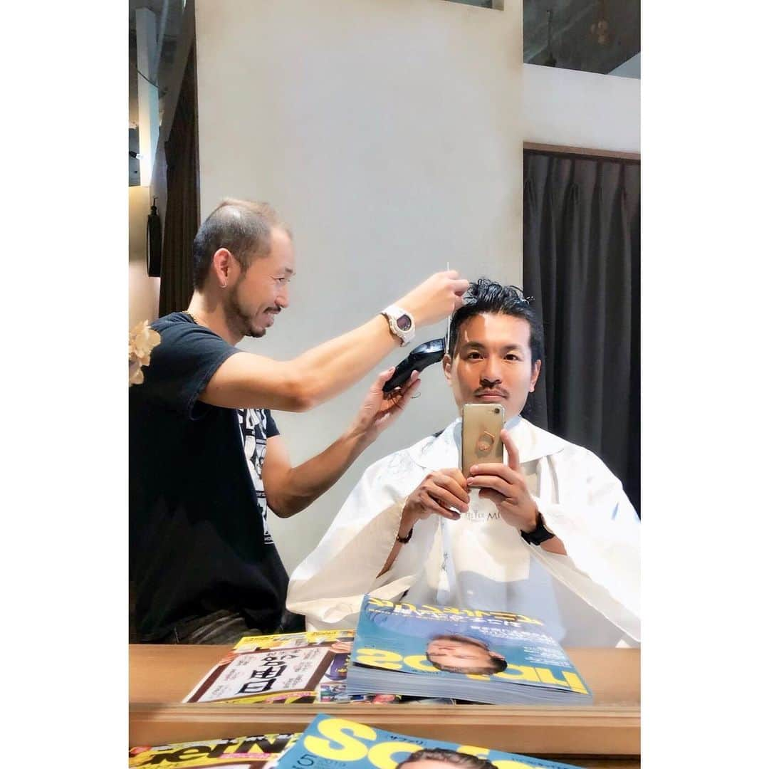 akamasa Kawata ( 川田 行政 ) さんのインスタグラム写真 - (akamasa Kawata ( 川田 行政 ) Instagram)「・ ・ 【hair salon】 ・ 少し前だけど リフレッシュしに いつものサロンへ @ateliermiu ・ 今回はバサっと！ ・ 気分転換^_^ ・ #ヘアサロン  #hairsalon  #髪型  #スッキリ  ーーーーーーーーーーーーーーーーーーー ファッションはマインドを 相手に伝えるための武器である。 ・ “マインド” を “外見” という武器に変え、 すべての人が本質を最大限に活かし、 “Happy”になれる社会を目指します。 ・ Happy Styling Project ～あなたの為の専属スタイリスト～ happystyling.wixsite.com/main ・ @takamasakawata @happystylingproject ーーーーーーーーーーーーーーーーーーー #happystylingproject #stylistlife #fashion #fashionphotography #niceguy  #nicemiddle  #beautiful  #party  #ファッション #ファッションスタイリスト #メンズファッション #レディースファッション #コーディネート #大人コーデ #経営者 #起業家 #お洒落さんと繋がりたい」5月26日 19時08分 - takamasakawata