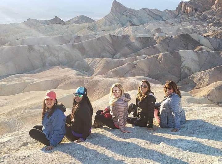 REIさんのインスタグラム写真 - (REIInstagram)「Who's in your hiking crew?  Photo: @love.2.hike in Death Valley National Park, #California. #ForceOfNature」5月26日 19時01分 - rei