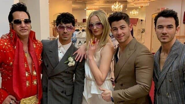 ソフィー・ターナーさんのインスタグラム写真 - (ソフィー・ターナーInstagram)「From Sophie and Joe’s surprise wedding in Las Vegas about a month ago. An offical ceremony is still to be held in Paris next month! ✨💕」5月26日 19時02分 - sophsturner