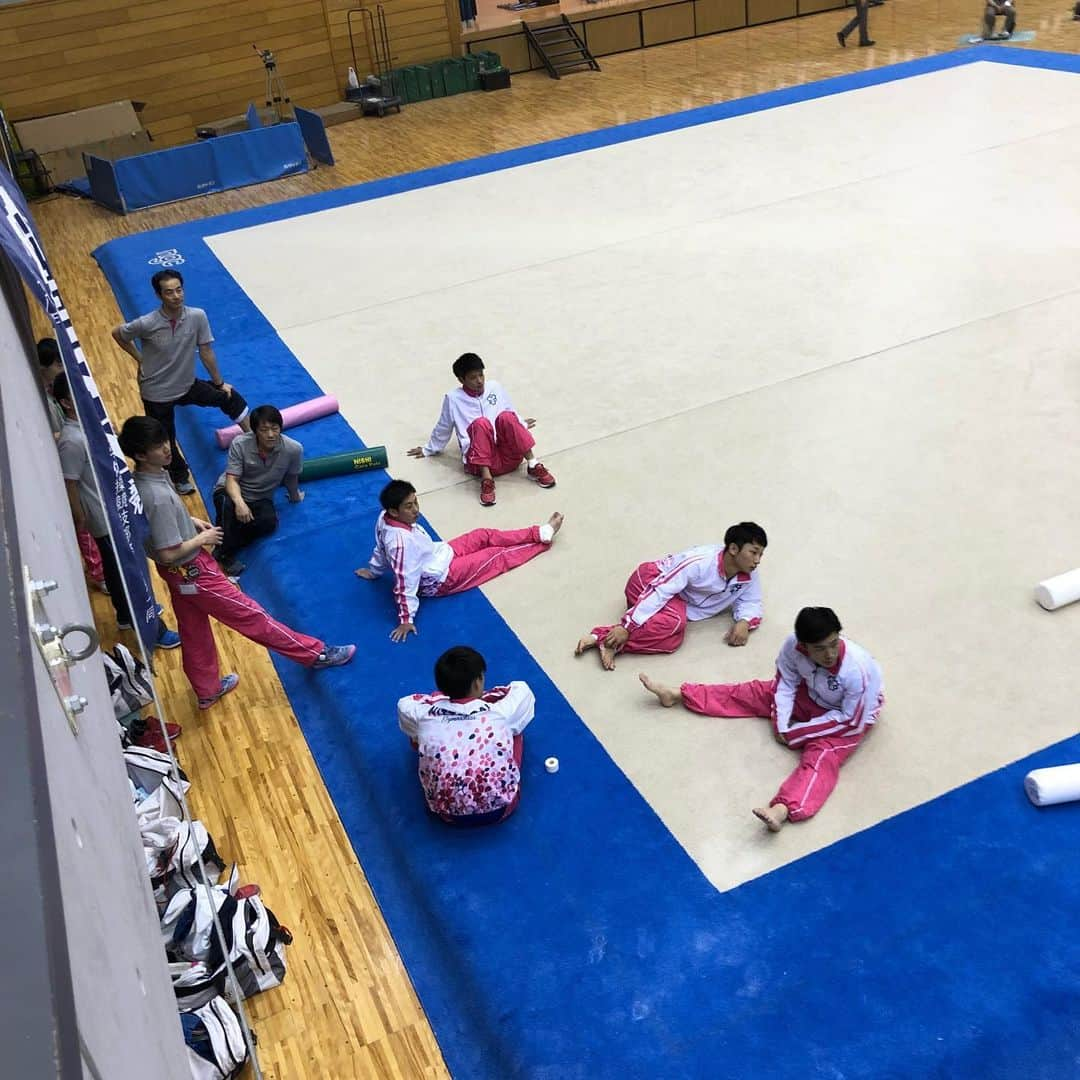 白井健三さんのインスタグラム写真 - (白井健三Instagram)「2019東インカレ🌸 ・ 学生の試合に初めて応援という立場で行かせてもらいました！ ・ 団体優勝という素晴らしいシーンを見させてもらいました😭😌 ・ 応援席からみんなの応援をしただけなのに選手や親御さんからありがとうございましたという言葉を頂き、逆に励まされてしまいました☺️ ・ キャプテン健大朗はさすがという言葉しか見当たりませんが、それに一丸となって着いて行ったチームのみんな、それが生み出したチームワークはこれこそ日体大だというものだったと思います！ ・ みんなありがとう！また一緒にがんばりましょう！😜 ・ #東日本インカレ#団体優勝#日帰り岩手#応援できてよかった#またがんばろ！」5月26日 19時12分 - kenzoshirai