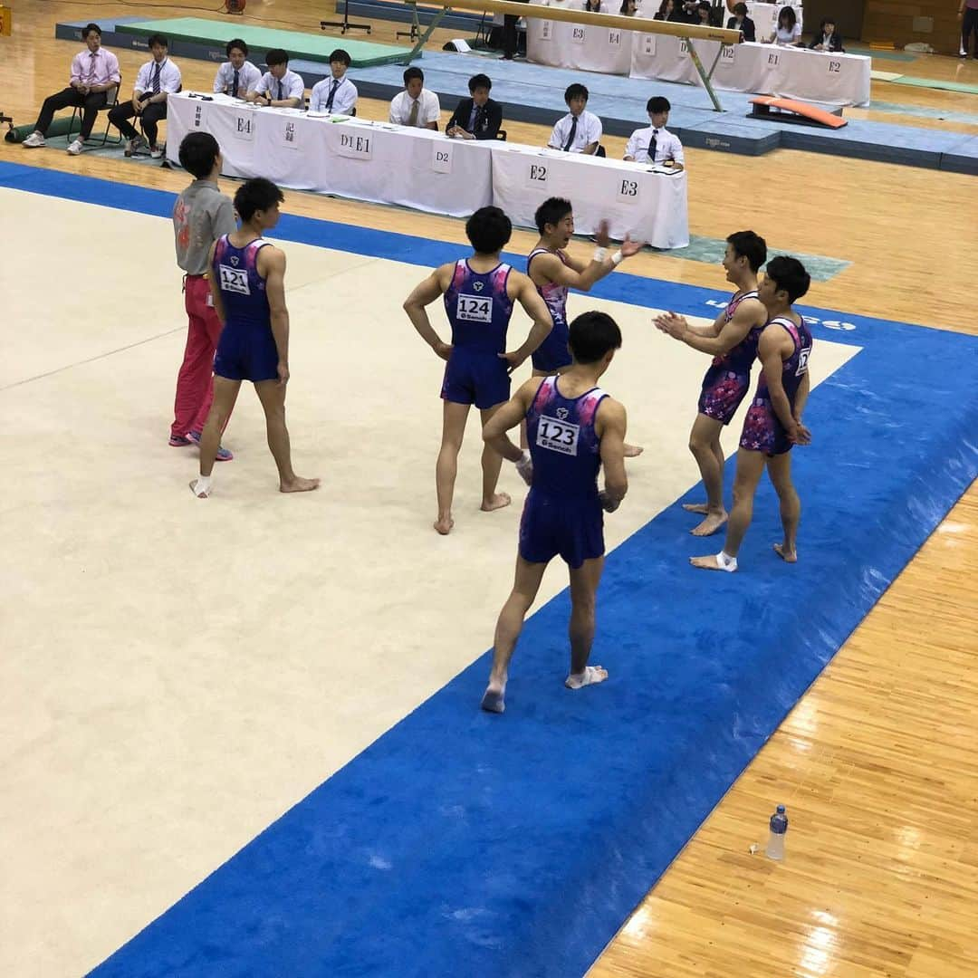 白井健三さんのインスタグラム写真 - (白井健三Instagram)「2019東インカレ🌸 ・ 学生の試合に初めて応援という立場で行かせてもらいました！ ・ 団体優勝という素晴らしいシーンを見させてもらいました😭😌 ・ 応援席からみんなの応援をしただけなのに選手や親御さんからありがとうございましたという言葉を頂き、逆に励まされてしまいました☺️ ・ キャプテン健大朗はさすがという言葉しか見当たりませんが、それに一丸となって着いて行ったチームのみんな、それが生み出したチームワークはこれこそ日体大だというものだったと思います！ ・ みんなありがとう！また一緒にがんばりましょう！😜 ・ #東日本インカレ#団体優勝#日帰り岩手#応援できてよかった#またがんばろ！」5月26日 19時12分 - kenzoshirai