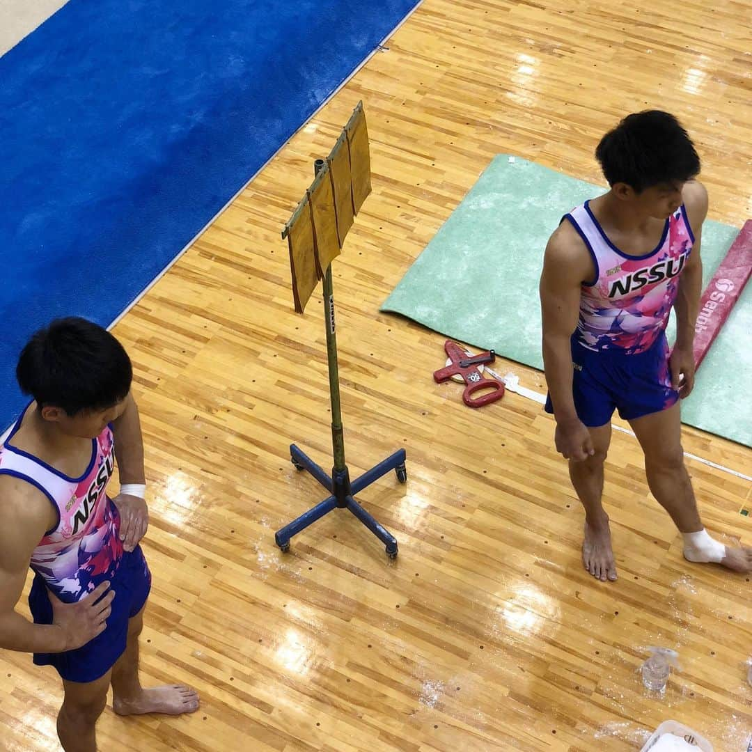 白井健三さんのインスタグラム写真 - (白井健三Instagram)「2019東インカレ🌸 ・ 学生の試合に初めて応援という立場で行かせてもらいました！ ・ 団体優勝という素晴らしいシーンを見させてもらいました😭😌 ・ 応援席からみんなの応援をしただけなのに選手や親御さんからありがとうございましたという言葉を頂き、逆に励まされてしまいました☺️ ・ キャプテン健大朗はさすがという言葉しか見当たりませんが、それに一丸となって着いて行ったチームのみんな、それが生み出したチームワークはこれこそ日体大だというものだったと思います！ ・ みんなありがとう！また一緒にがんばりましょう！😜 ・ #東日本インカレ#団体優勝#日帰り岩手#応援できてよかった#またがんばろ！」5月26日 19時12分 - kenzoshirai