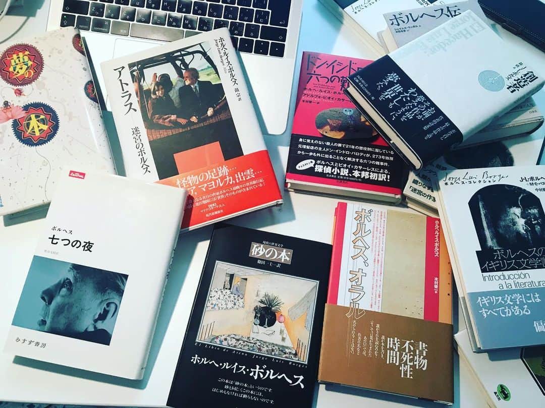 角田陽一郎さんのインスタグラム写真 - (角田陽一郎Instagram)「勢いで履修してる『ラテンアメリカ短編小説』ゼミ。来週頭が発表担当回なので（執筆置いといて）資料を練る。題材はボルヘス『砂の本』。」5月26日 13時46分 - kakuichi44
