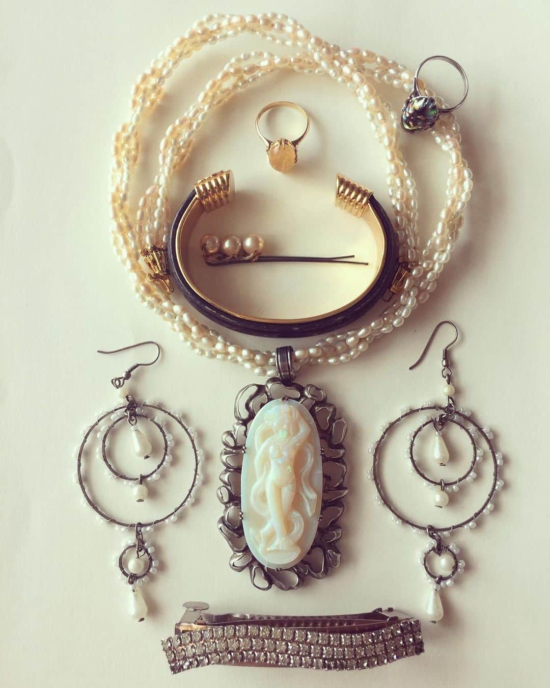 おおたうにさんのインスタグラム写真 - (おおたうにInstagram)「opal cameo, silver & freshwater pearl pendant / vintage  fire opal ring / vintage fake opal ring / vintage, PASS THE BATON black leather bangle / LOEWE, Mom's fake pearl hair pin / gift beads earrings / MALAIKA rhinestone barrette / Mom's 母の「お友だちにお礼のフレンチ会」に便乗。ZARAの黒いワンピースに大きなアクセサリーを合わせました。百貨店のデッドストックらしきネックレス（重い）は、綺麗なカメオがついてるな〜と10年余、よく見たらオパールだった(΄◉◞౪◟◉｀)✨ラッキー。ついてた値札のお値段けっこうすごかったもんな。ヘアピンは、20代の頃読者さんがくださったもの。ずっと使わせていただいてます💛 #今日のアクセサリー #accessory #vintage #accessoriesoftheday #opal #fashion #gift」5月26日 13時42分 - outa_uni