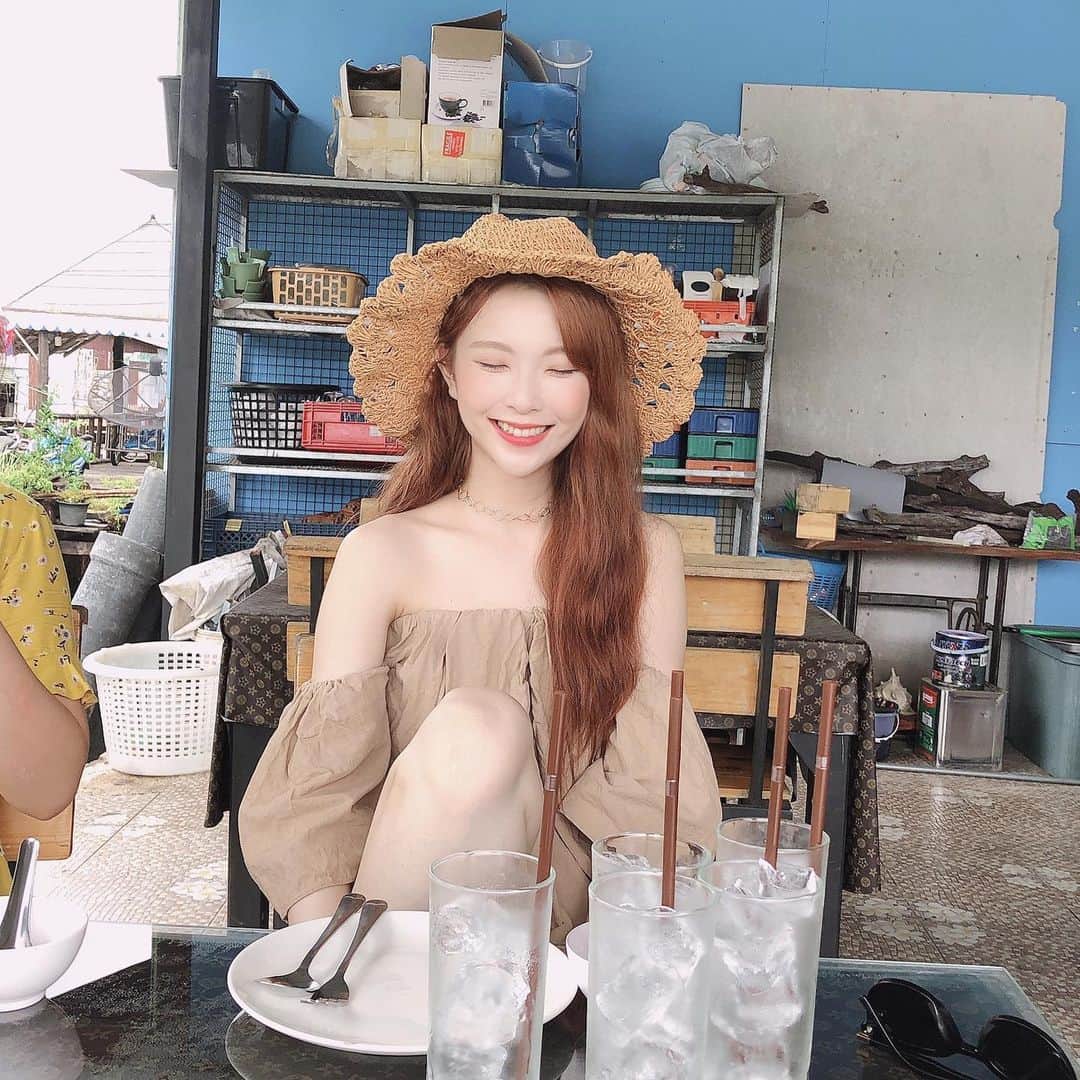 ヘミ さんのインスタグラム写真 - (ヘミ Instagram)「로컬 음식점으로 해산물 먹으러 왔어요! 중간중간 스콜처럼 비가 쏟아지긴 하지만 나름 느낌있어!!! 빨리 나와라 음식아 ㅇㅅㅇ,,,,, - #태국여행 #우정여행 #noochyseafood」5月26日 13時44分 - pyopyohyemi