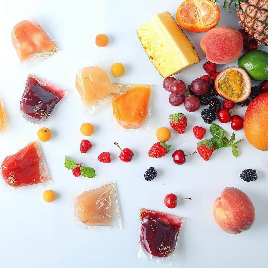 eguchikazuakiのインスタグラム：「今日から販売開始🍓🍒🍍 やっぱり夏はゼリーが食べたくなりますよね、お菓子屋さんでやること多いですが、デリーモのゼリーは何が違うのか❓ ・ 果汁がたっぷりなので味わいをしっかり感じれると思いますよ、デリーモのパフェによくゼリーを入れるのですが、お菓子屋さんが使う素材は特別ですが、デリーモの材料へのこだわりはその更に上を行くので本物のフルーツの味を感じてください😊 しかも味わいを重ねたダブルフレーバーが基本、江口気に入っています🍒 ・ 暑いこの時期のギフトはやっぱりゼリーです、他店に負けないカカオのパルプを入れたショコラティエならではのゼリー、ぜひ食べてみてください😋 ・ お中元に私の家族、親戚にはデリーモゼリーが届くので家族のみんなよろしく〜👋🏻 ・ #delimmo #デリーモ #フルーツ #ゼリー #お中元 #ギフト #常温 #持ち運べる #日持ちする #フルーツゼリー #ギフト #爽やか #味わい #マリアージュ #パティシエ #お菓子屋 #チョコレート #カカオパルプ #使い方 #私は #マニアック #突き詰める #こだわりの味わい #スマークリック #eguchikazuaki #江口和明」