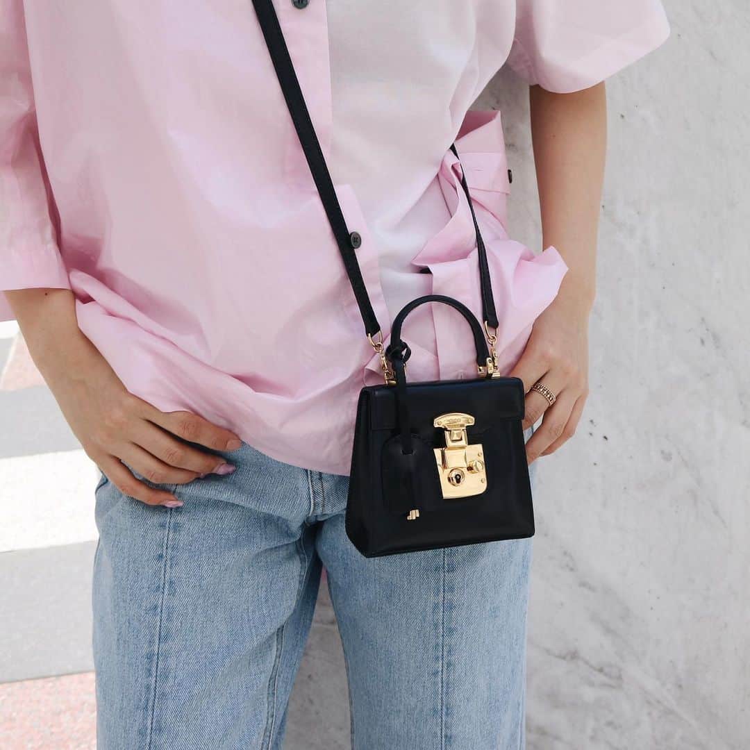 Vintage Brand Boutique AMOREさんのインスタグラム写真 - (Vintage Brand Boutique AMOREInstagram)「GUCCI Vintage micro mini lady lock Pochette  Free Shipping Worldwide✈️ DM for more information ≫ ≫ ≫✉️ info@amorevintagetokyo.com  #ヴィンテージ #グッチ #ヴィンテージグッチ #ヴィンテージブランドブティック #アモーレ #アモーレトーキョー #表参道 #東京  #vintage #Gucci #vintagegucci #guccivintage #vintagebrandboutique #AMORE #amoretokyo #Tokyo #Omotesando #amoretokyo」5月26日 13時51分 - amore_tokyo