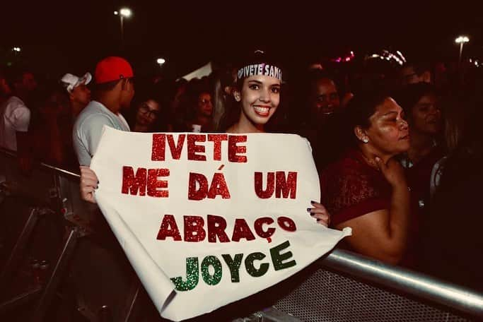 イヴェッチ・サンガロさんのインスタグラム写真 - (イヴェッチ・サンガロInstagram)「Show em Brasília foi sensacional. Que astral delicioso , os meus fãs todos lá juntinhos .  A gente tocou quase 3 horas de música Massa!!! Obrigada por essa noite zamurinhos @rafamattei 📸」5月26日 14時03分 - ivetesangalo