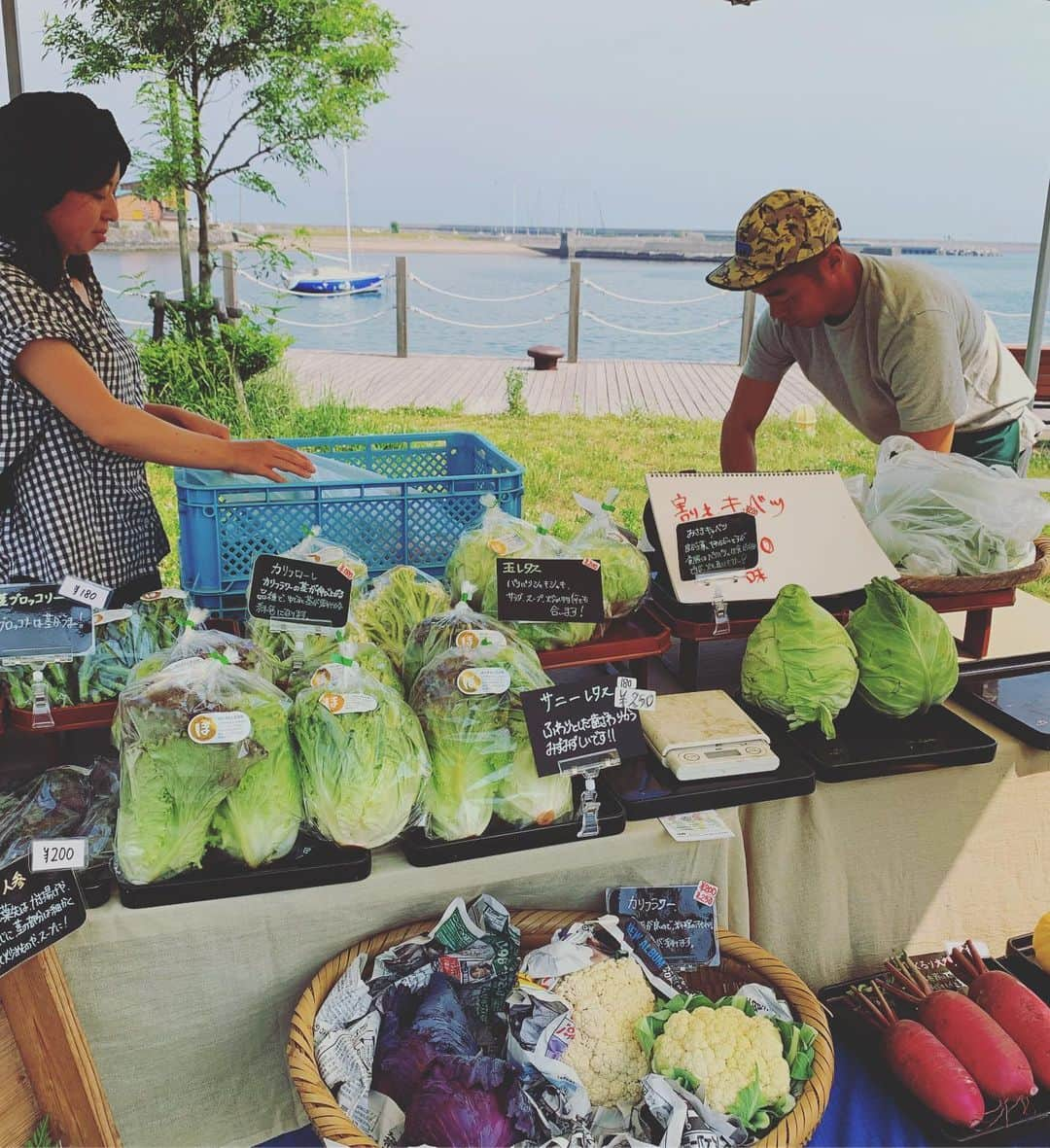 齊藤美絵さんのインスタグラム写真 - (齊藤美絵Instagram)「臼杵のほんまもん野菜の美味しさは、 娘が証明してくれる🥕  人参をそのまま丸かじりする娘を見て、 「ここではよく見られる姿ですよー」と。さらにもう一人の女の子も同じように丸かじり！  こちらの槌本農園(つちもと)さんは、 大林千茱萸(ちぐみ)監督の「未来へつなぐ食のバトン 映画『100年ごはん』が伝える農業のいま」を読み、ドキュメンタリー映画「100年ごはん」を観て臼杵に移住し、農業を始められたご夫妻。  一冊の本、一本の映画で 人生ががらりと変わったお二人。 「野菜っておいしい！」そのシンプルな感動を野菜を食べた人に届けたい。  その想いは言葉にしなくても 子ども達には伝わるんだなぁと。 私もひとかじりさせてもらおうと思った時には一本完食していました。笑  そんな人生を変えた作品とお野菜を マナビル学園祭で。 事前お申込み受付中です🍀 (お得な学割あります。) https://www.facebook.com/events/278635729690945/?ti=ia  #大分上野マナビルプロジェクト #マナビル学園祭 #学生 #大分 #臼杵 #100年ごはん #ドキュメンタリー映画 #未来へつなぐ食のバトン #書籍 #大林千茱萸監督 #人参 #ほんまもん野菜 #丸かじり #有機野菜 #食育 #美味しい #素材 #食材 #3歳 #howtobeawesometoday #フードマエストロ #foodmaestro #ツタエルヒト。」5月26日 14時03分 - saitomie