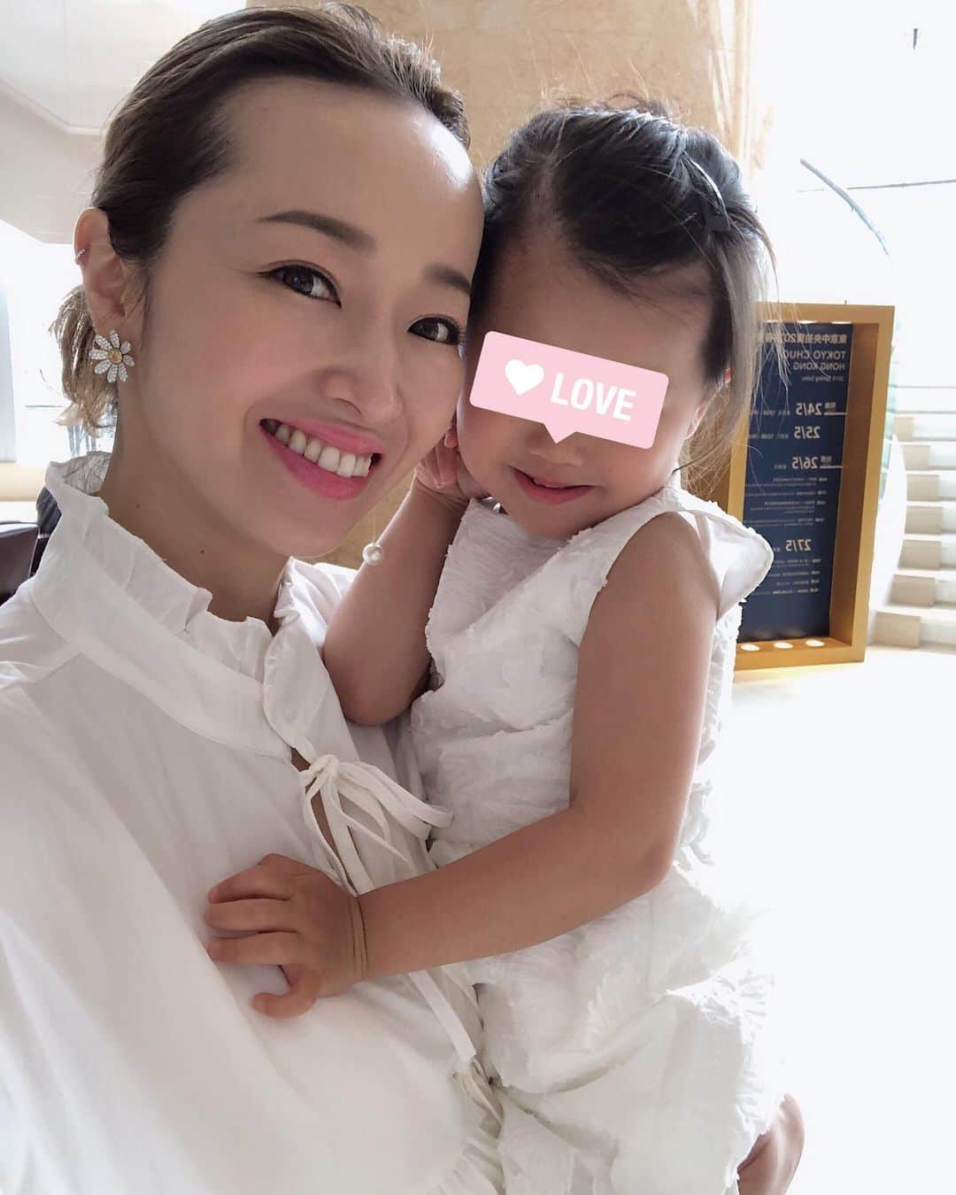 翁安芸さんのインスタグラム写真 - (翁安芸Instagram)「Selfie with my girl👧🏻💕 写真2-3枚目、最近なんだか女の子っぽいポーズを決めてくれる😄 #momanddaughter #hongkong #香港 #akiweng #weekend」5月26日 13時55分 - akinyc