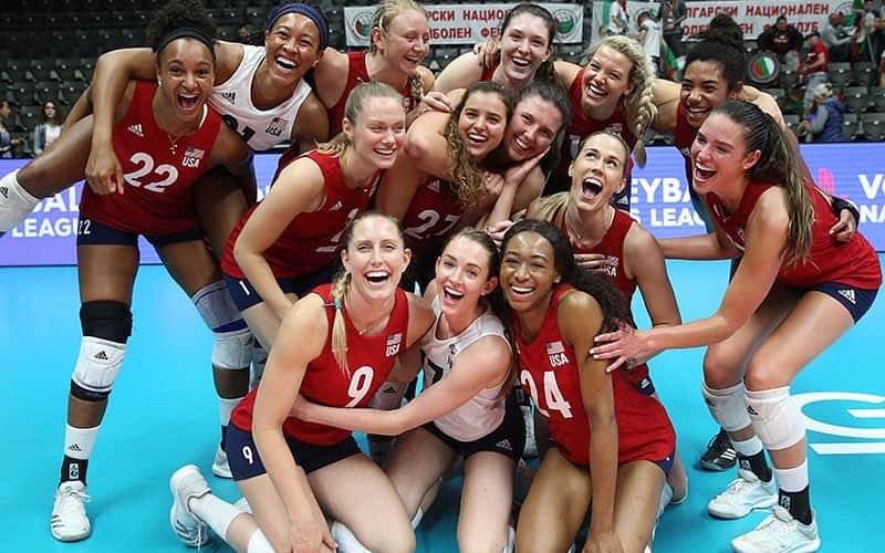 USA Volleyballさんのインスタグラム写真 - (USA VolleyballInstagram)「@usavwnt enters week 2 of the @FIVBVolleyball #VNL atop the standings, and only has one change in its young roster that will face Serbia, Italy and Dominican Republic May 28-30. visit www.usavolleyball for #USAVwnt week 2 roster and preview.」5月26日 13時57分 - usavolleyball