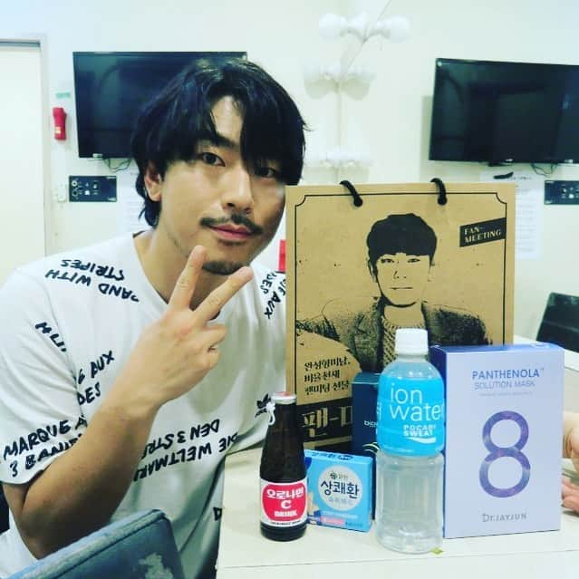 イ・シオンさんのインスタグラム写真 - (イ・シオンInstagram)「#닥터제이준 #바이오메드 #오로나민씨 #이온워터 #상쾌환 팬미팅ㅎ무사하게 즐겁게 잘끝난거같아서 너무나도영광스럽습니당ㅎ 혹시나..2회가 진행되게된다면... 좀더많은준비를하도록하겟습니다 참석해주신모든분들 정말 머리숙여감사드립니다! 사랑합니다!ㅎ #이시언 #첫팬미팅 도와주신모든분들께 감사말씀올립니다  #김명준 대표님께 감사말씀 드립니당ㅎ 엠씨딩동형님이 다하심ㅎ #mc딩동」5月26日 13時58分 - lee_si_eon