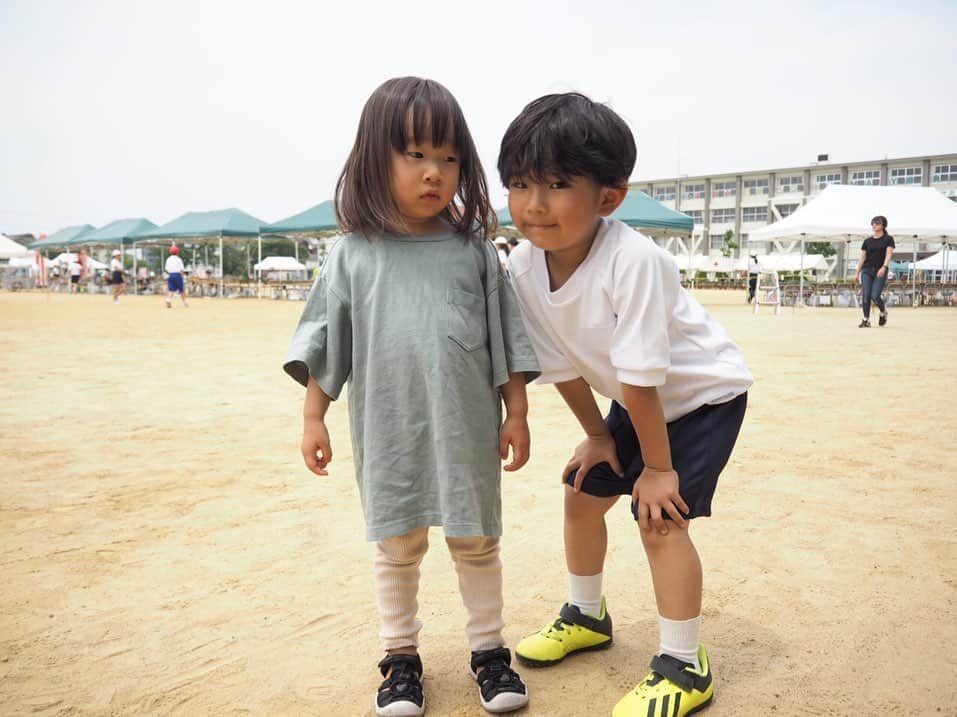 yu nakamura ヘアアレンジ hairarrangeのインスタグラム：「本日は小学校の運動会★ いい天気で良かった✨ 息子の成長が見れて感動🥺 可愛い姪っ子ちゃんも来てくれて、ちゃっかりお兄ちゃん顔w  そして、世のお母様方お疲れ様でした🙇‍♀️ 前夜から仕込み、朝早く長い一日だったな… しっかり日焼けしたから化粧水塗りたくろっっ #一宮市#末広小学校#一宮#小学生」