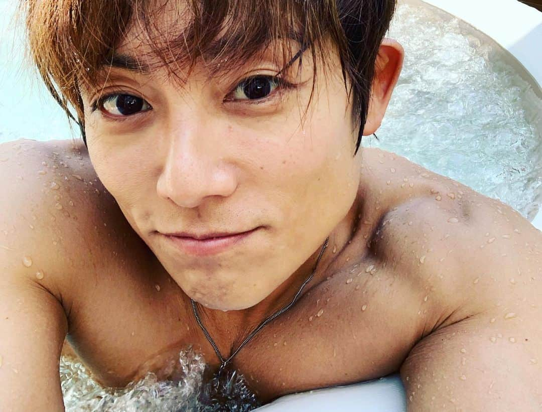 杉浦太陽さんのインスタグラム写真 - (杉浦太陽Instagram)「帰宅してジャグジー！ ってかプールだね(^^) ハイビスカスも買ってきて南国な雰囲気🏝🌺 #家プール #ジャグジー #ハイビスカス #南国な家作り」5月26日 14時12分 - sugiurataiyou_official