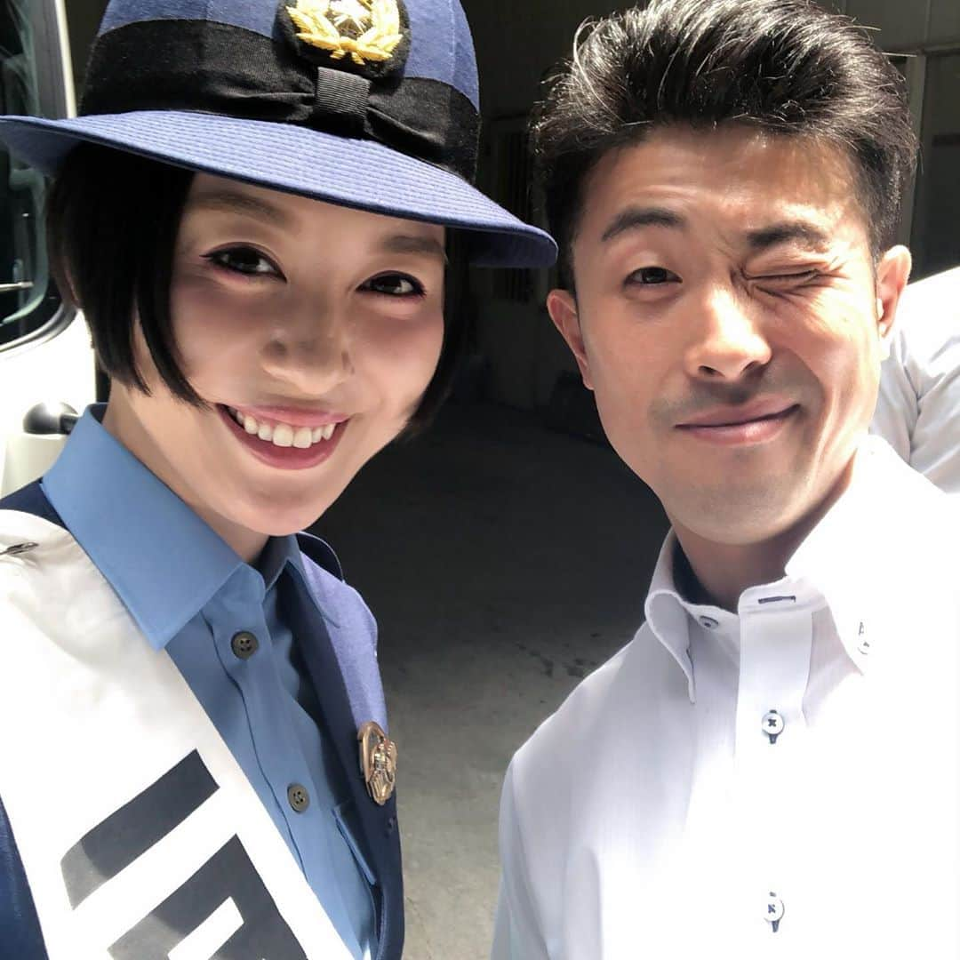 宇都宮まきさんのインスタグラム写真 - (宇都宮まきInstagram)「まきピー🥰今日は✨北堺警察署の 一日警察署長やらせて貰っちゃった👑🤗❤️ 北堺警察署の皆さん💓 本当にサンクスだょ☺️ 金岡北中学の吹奏楽部のみんな🥰🥰🥰 とってもステキな演奏をサンクスだょ🤗✨ まきピー✨感激しちゃった😌🎺 あっ😍隣に映ってるのは🥳 高校の時の同級生だょ🐣 この子が警察官になって👮‍♀️ 今回まきピーを✨一日警察署長に呼んでくれたんだょ🥰🥰🥰 ちょ😂めっちゃいいヤツじゃんっ😍 主任なんて🤗めっちゃすごぃじゃんっ🥰 高校３年間ずっと同じクラスで✨ めっちゃ仲良しメンバーだったょ😇 ぅちら仲良し６人組だったんだけど☺️ 自分達の事「幻の６人組、まぼロク」って呼んでた😌 何が幻なのか✨今もあの頃も全然わからなぃけど☺️ とにかく✨自分達だけで自分達の事✨ まぼロクって呼んでた😂💓 ちょ😂まじ激イタじゃんっ😂😂😂 まぼロク以外の周りのメンバーから✨ 嫌われてなかったか心配😂 こぅゃって🤗昔からの友達と🤝一緒に仕事出来る事😌 めっちゃハッピーだな😇💓 主任💓まきピーを呼んでくれて✨本当にサンクスだょ☺️❤️ お互ぃ長生きしょぅね🐣 またまぼロクでも クラスのみんなでも 集まろぅね🥰🥰🥰 またあの頃みたぃに✨遊び過ぎてお母さんに怒られて😡 ハニワみたいな顔して落ち込んでるところ😮 見せてほしぃな☺️💓 ずっと友達だょ🤝 バィバーイ😘」5月26日 14時18分 - utsunomiyamaki